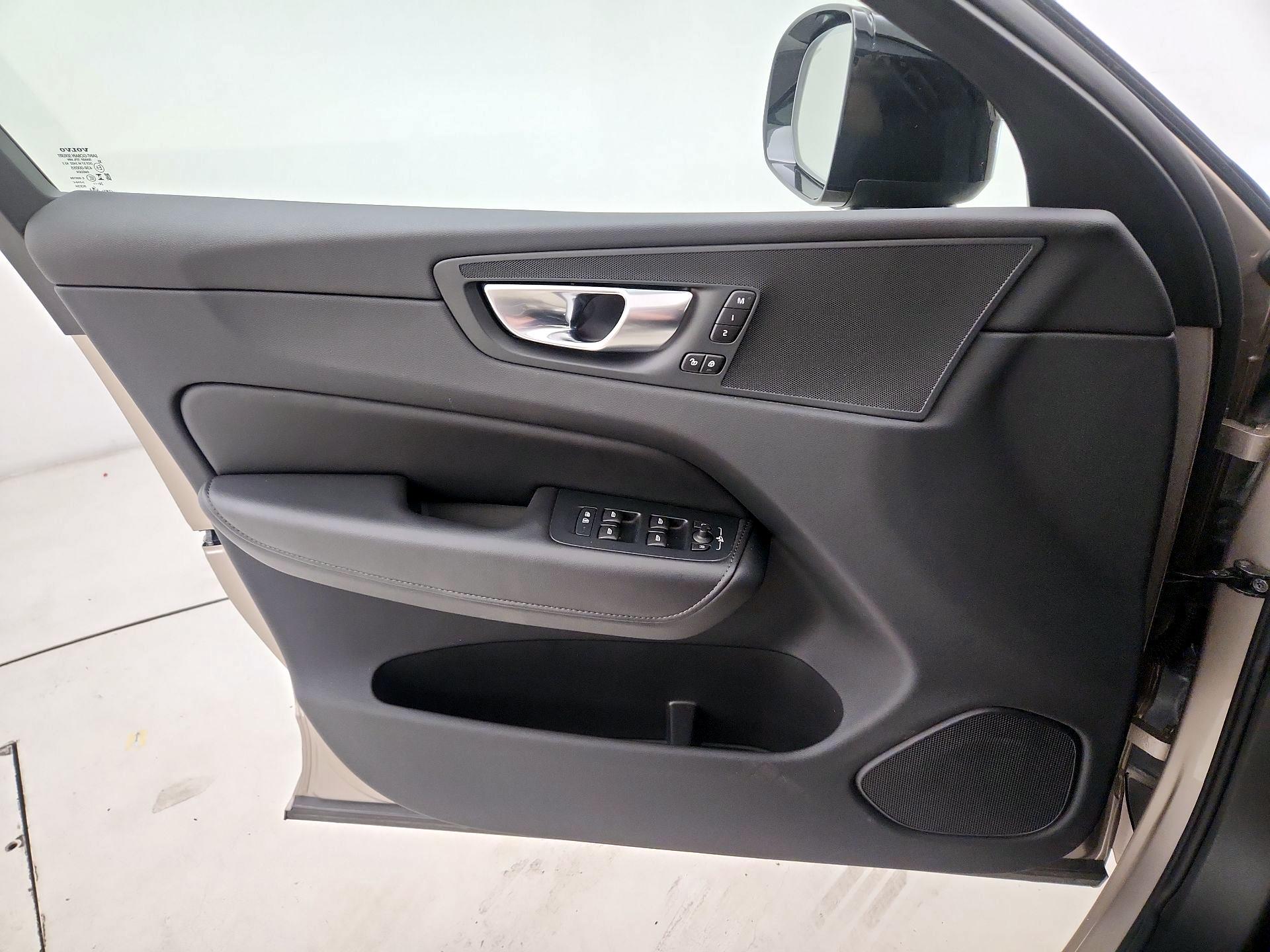 Thumbnail: 2025 Volvo XC60 - 12