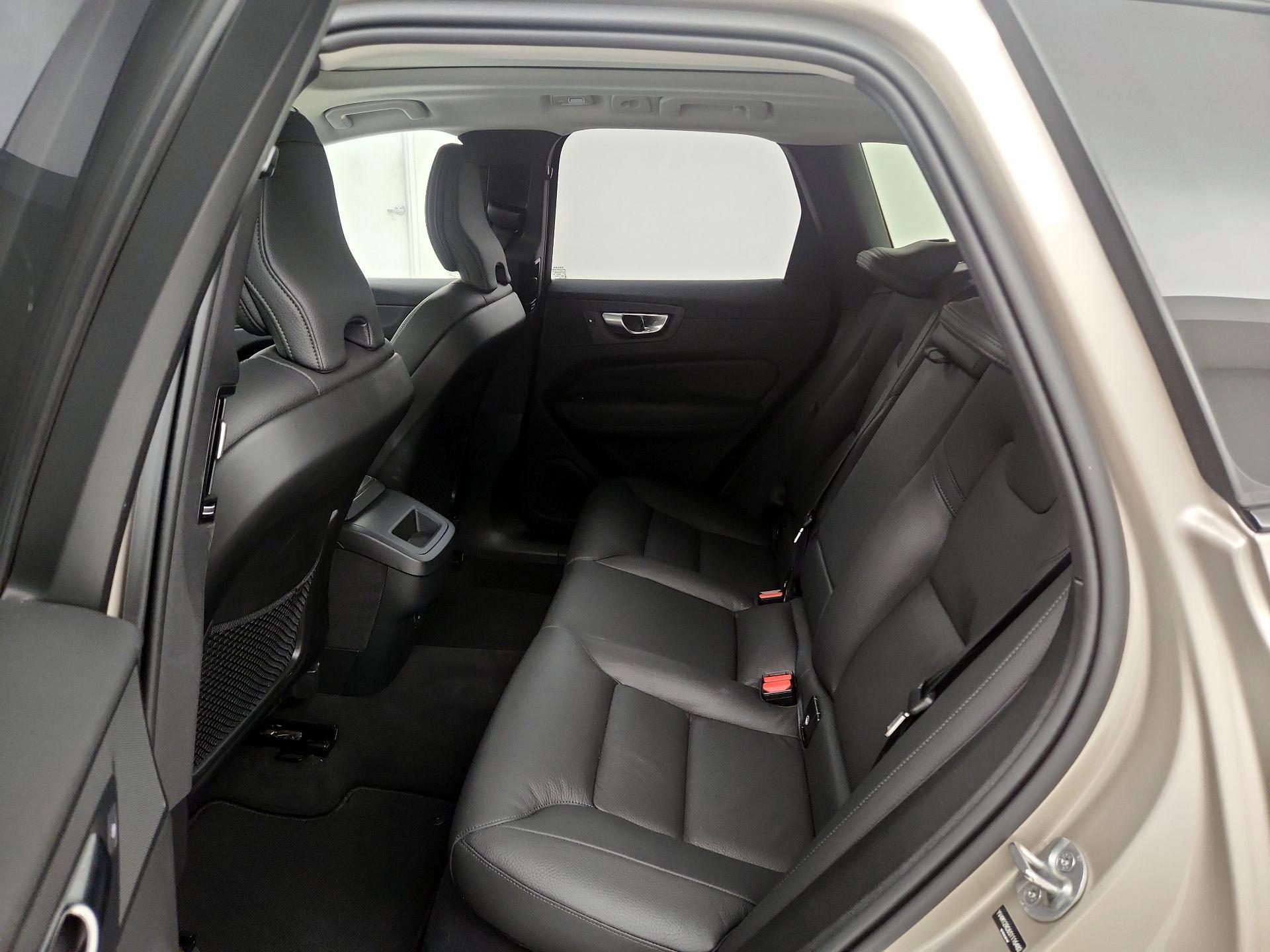 Thumbnail: 2025 Volvo XC60 - 17