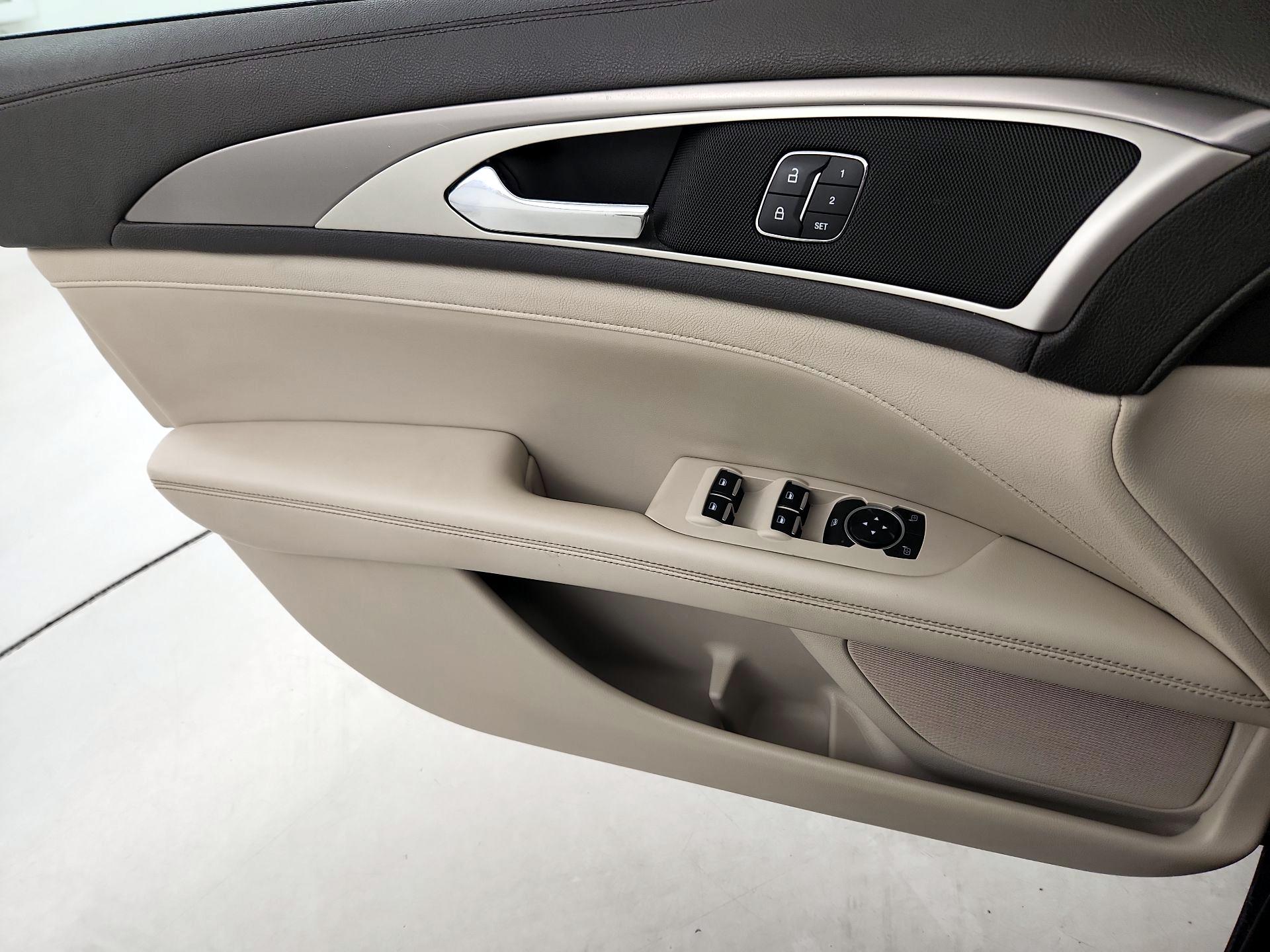 Thumbnail: 2020 Lincoln MKZ - 12
