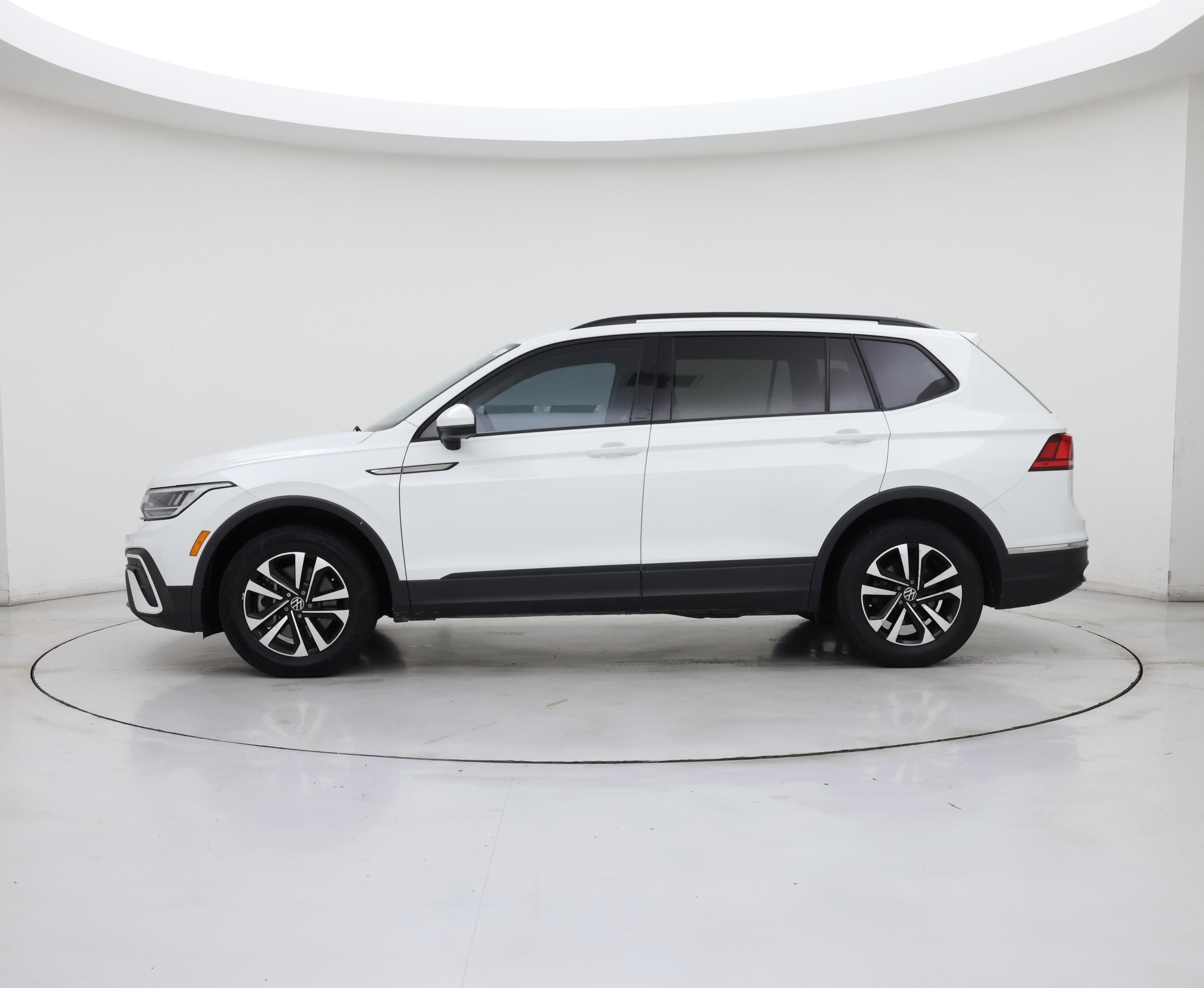 Thumbnail: 2022 Volkswagen Tiguan - 3