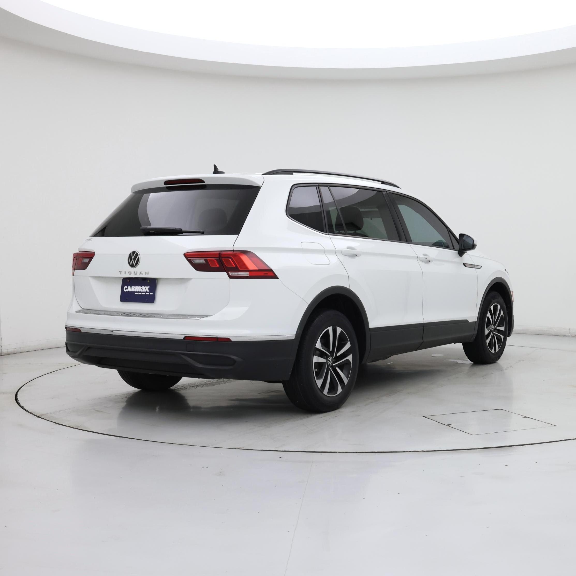 Thumbnail: 2022 Volkswagen Tiguan - 8