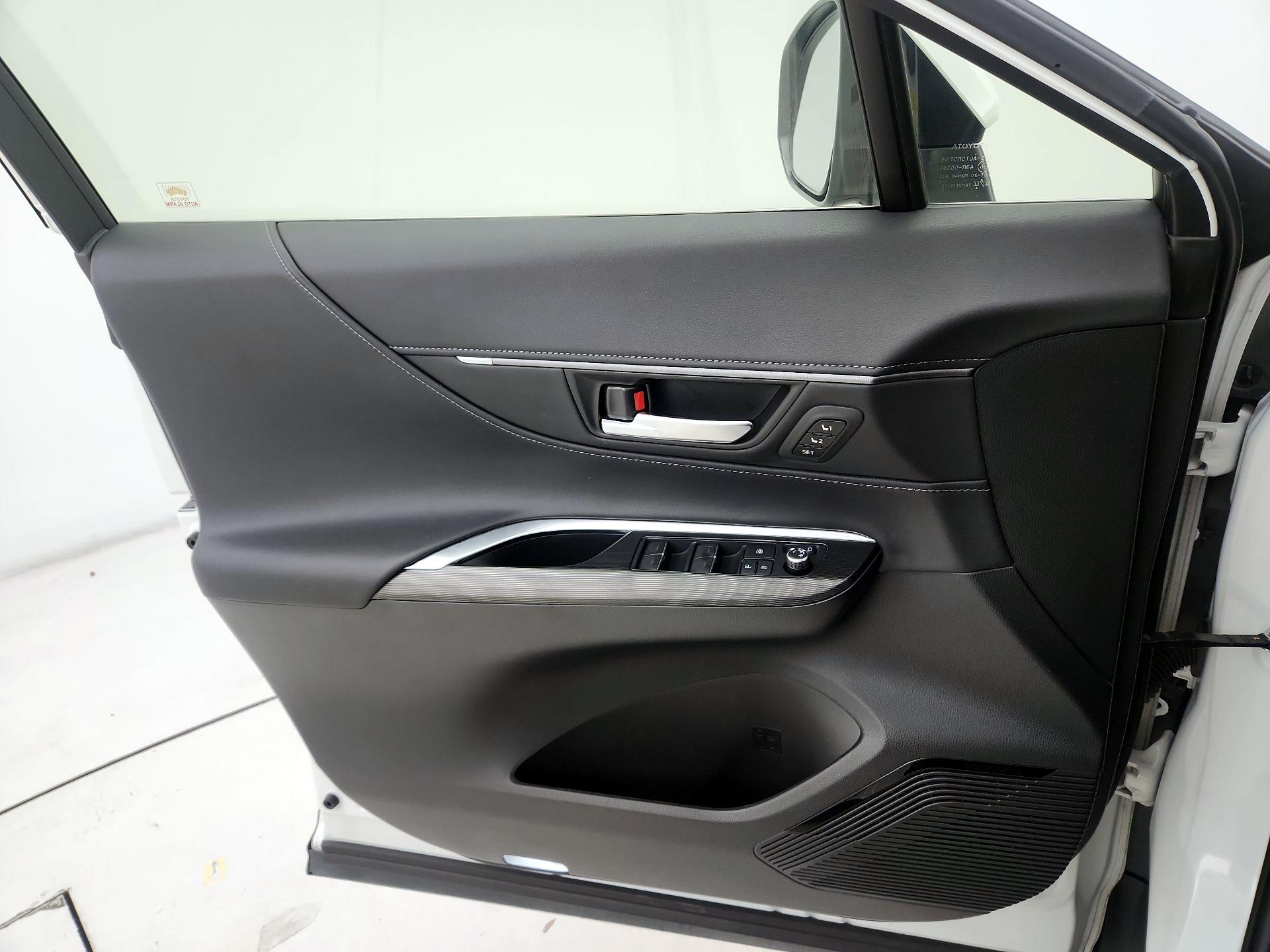 Thumbnail: 2021 Toyota Venza - 12