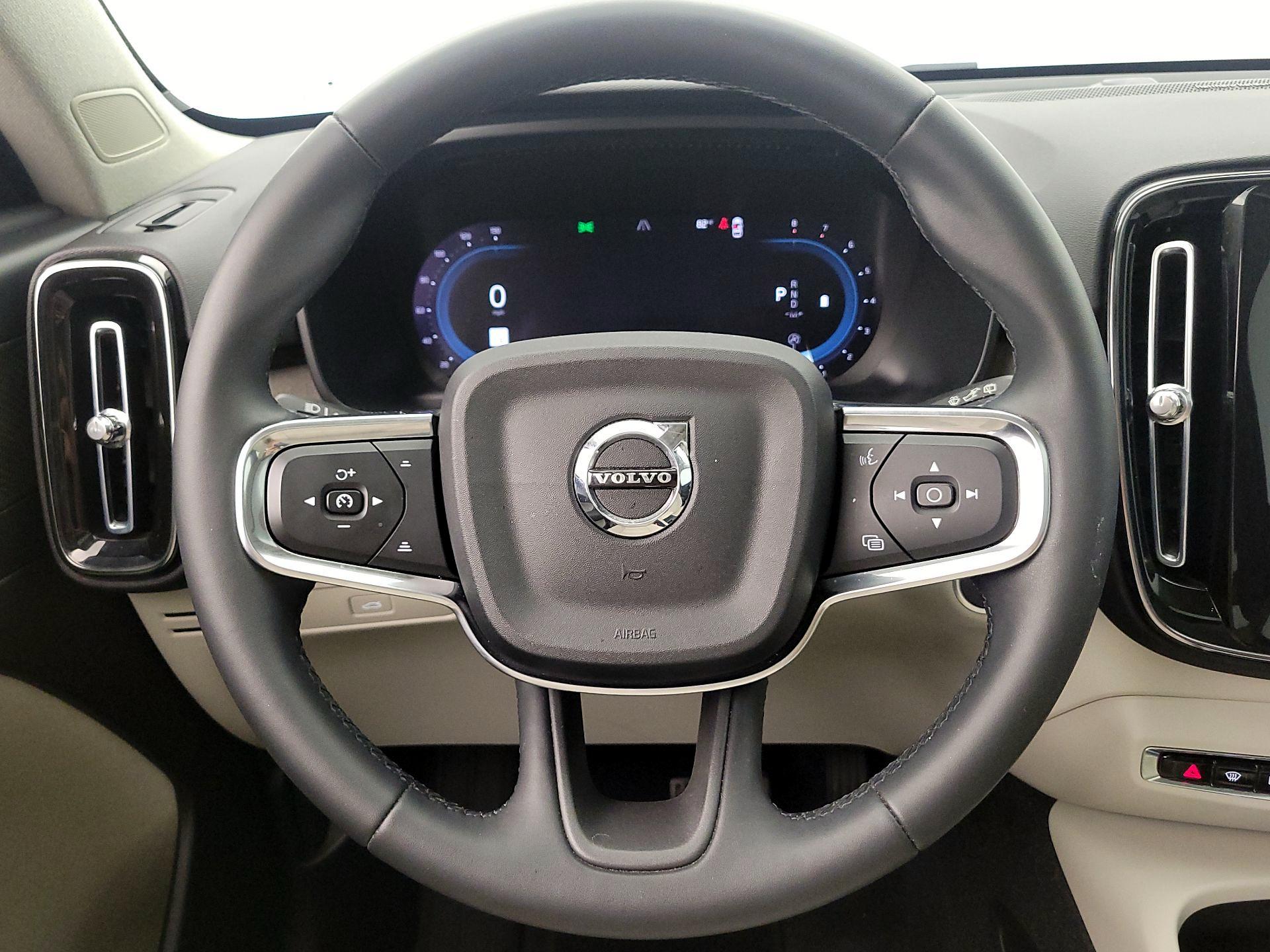 Thumbnail: 2023 Volvo XC40 - 10