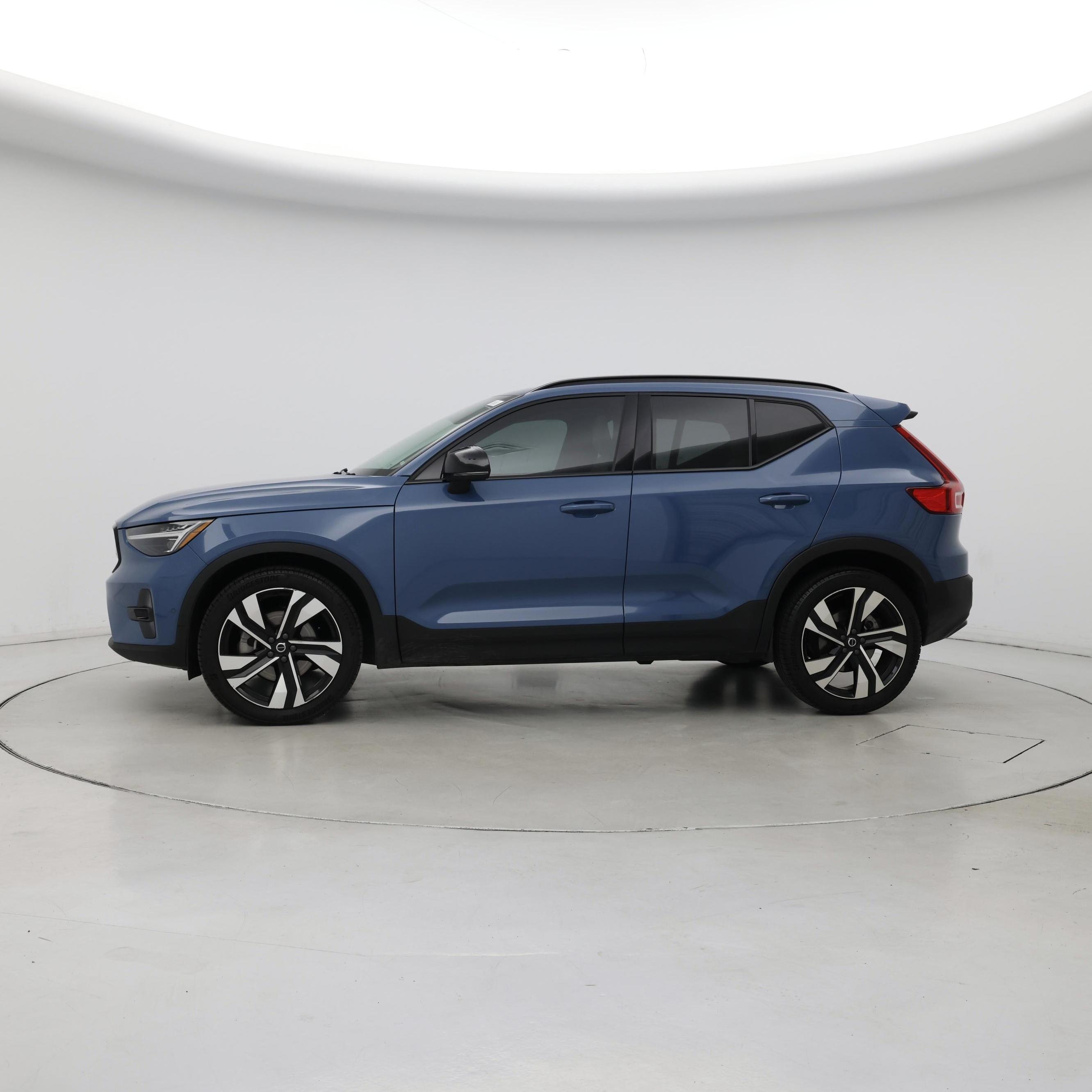 Thumbnail: 2023 Volvo XC40 - 3