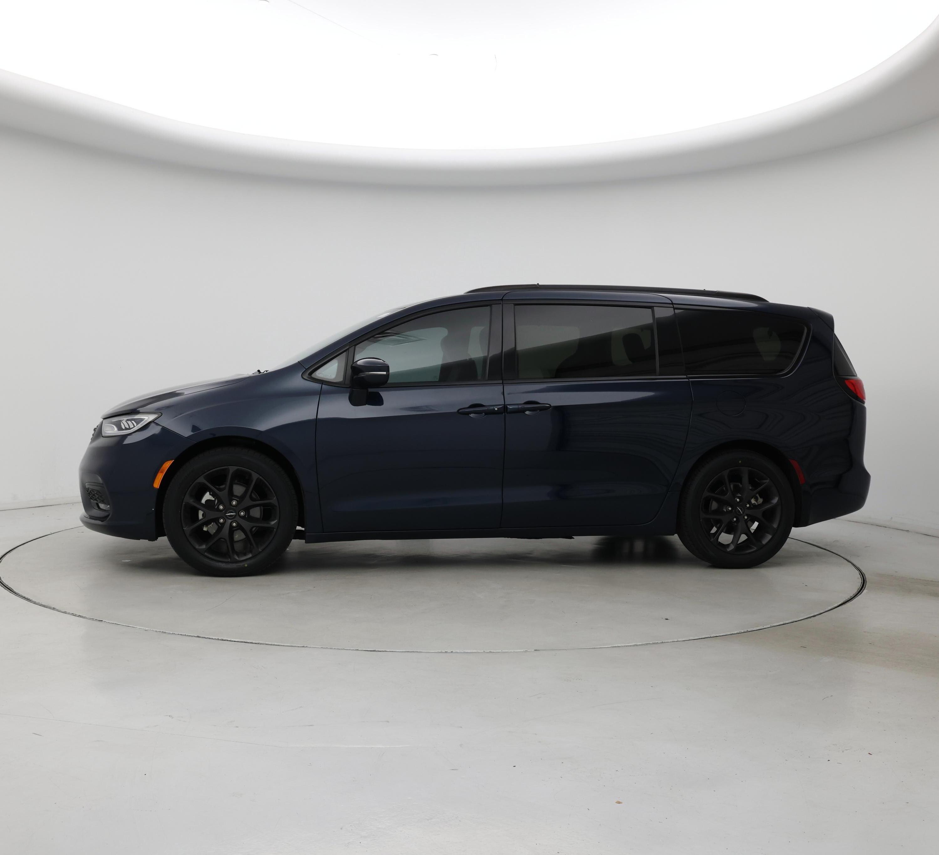 Thumbnail: 2022 Chrysler Pacifica - 3