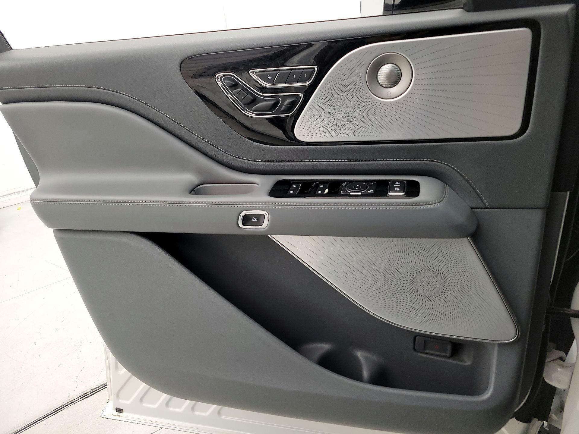 Thumbnail: 2020 Lincoln Aviator - 12