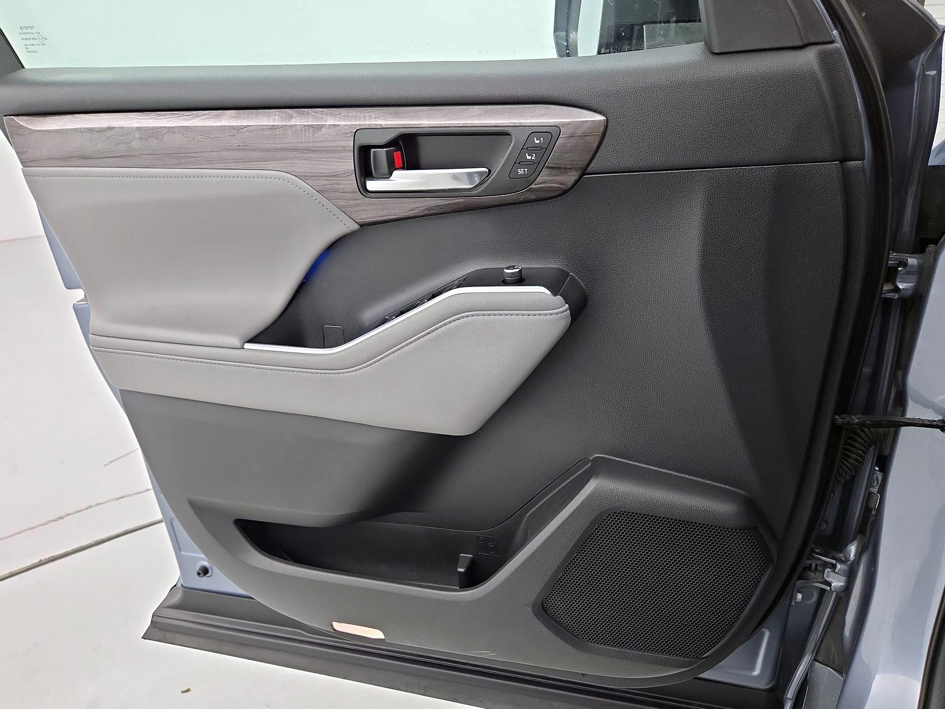 Thumbnail: 2020 Toyota Highlander - 12