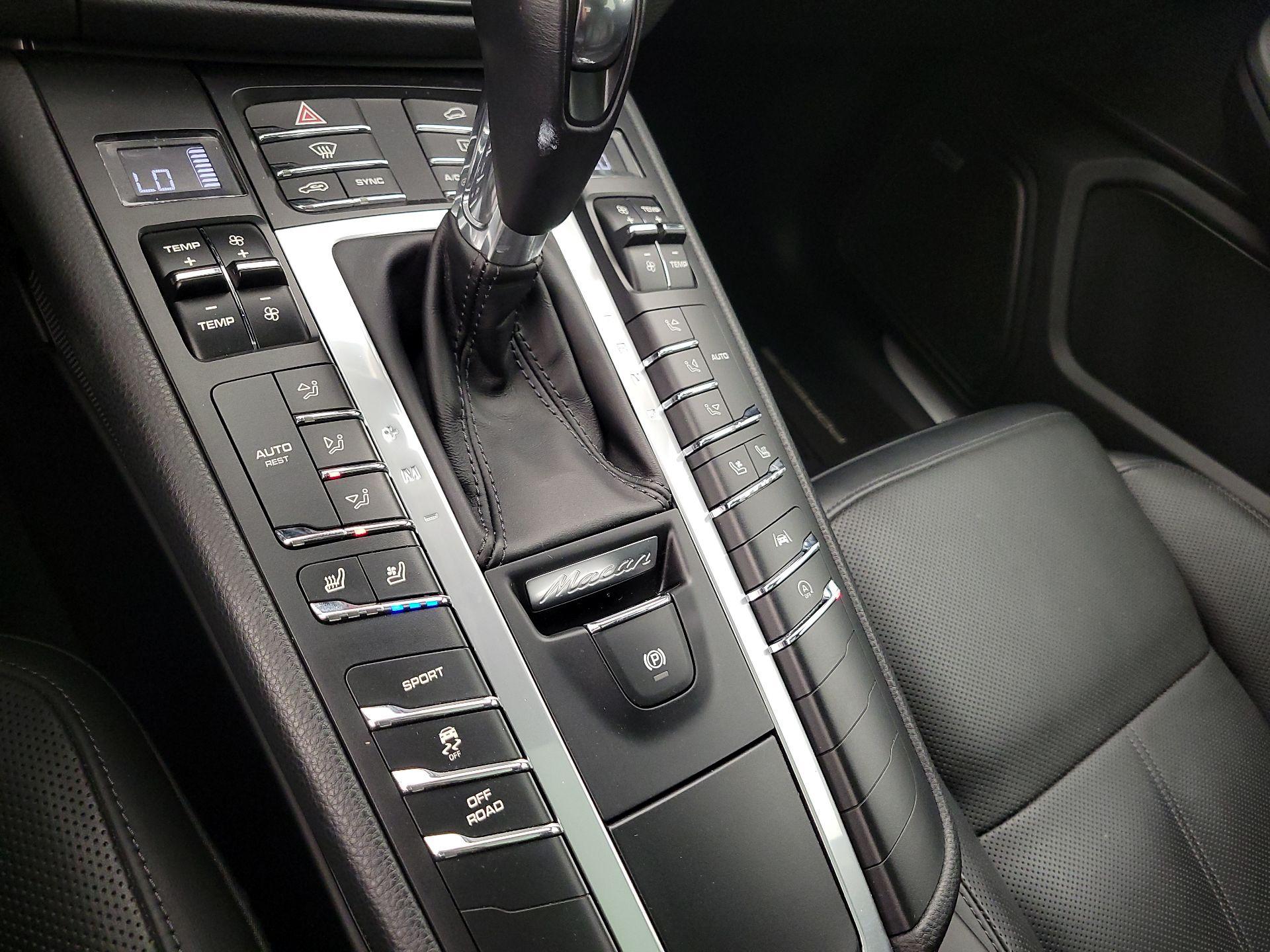 Thumbnail: 2020 Porsche Macan - 16