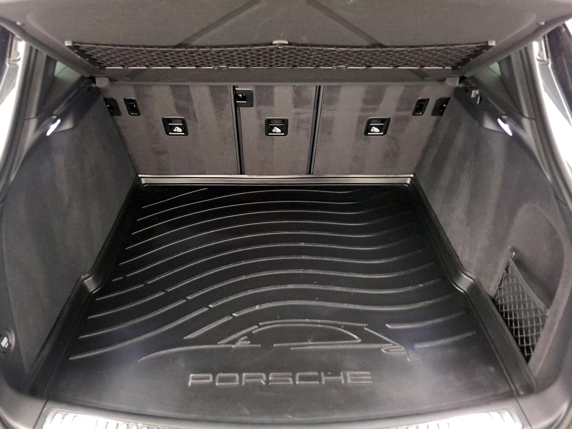 Thumbnail: 2020 Porsche Macan - 20
