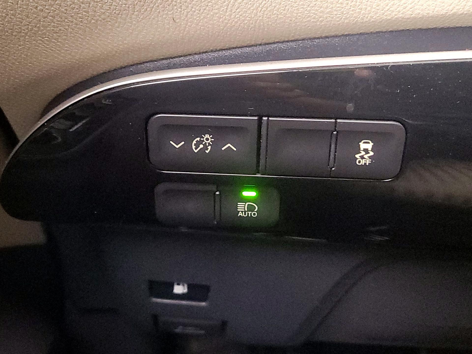 Thumbnail: 2017 Toyota Prius - 13