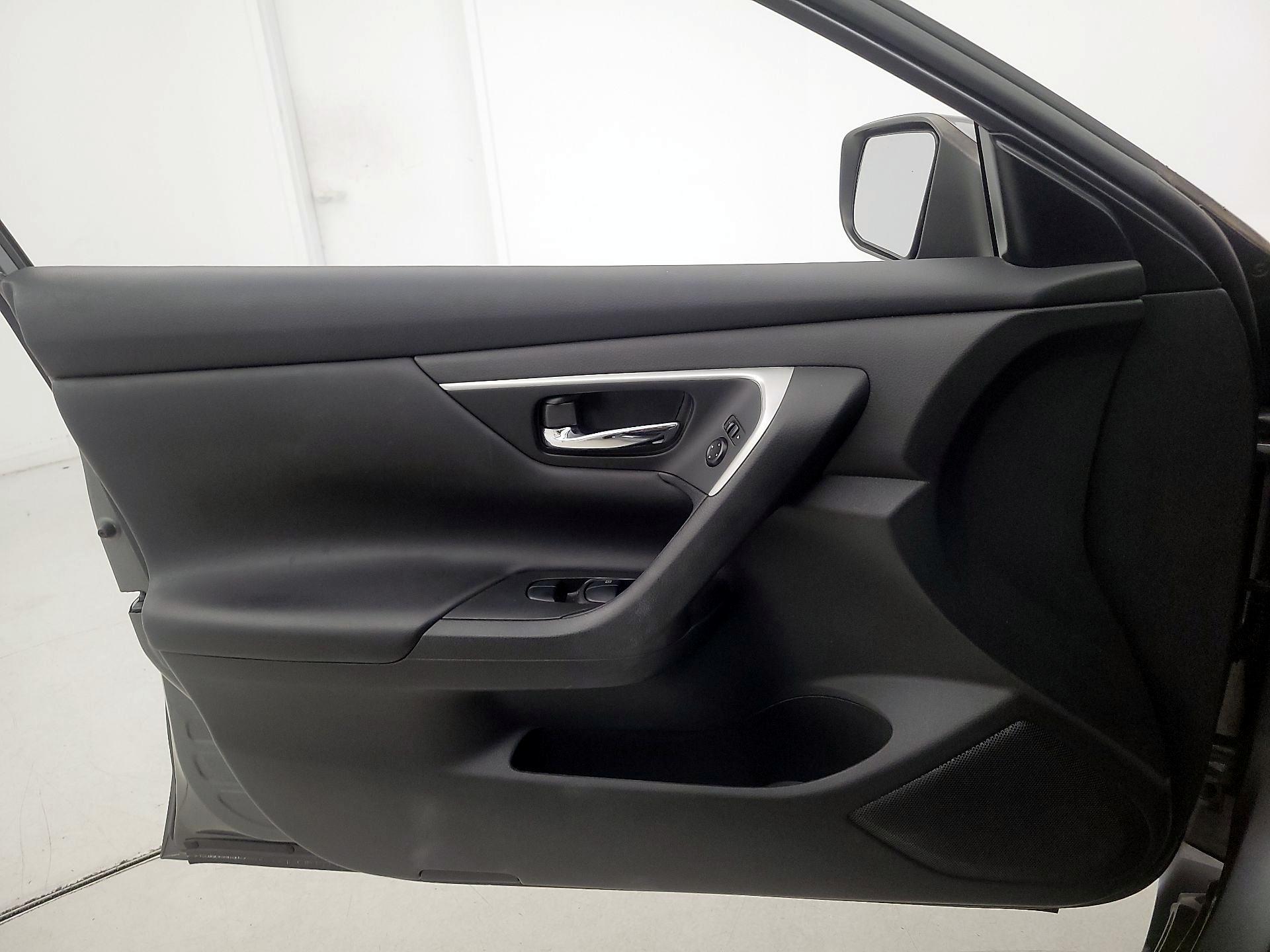 Thumbnail: 2016 Nissan Altima - 12
