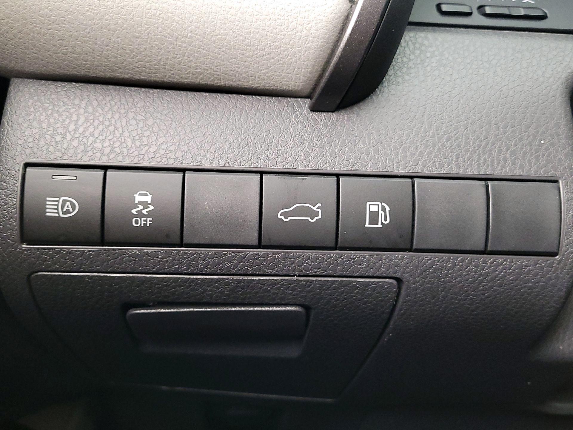 Thumbnail: 2018 Toyota Camry - 13
