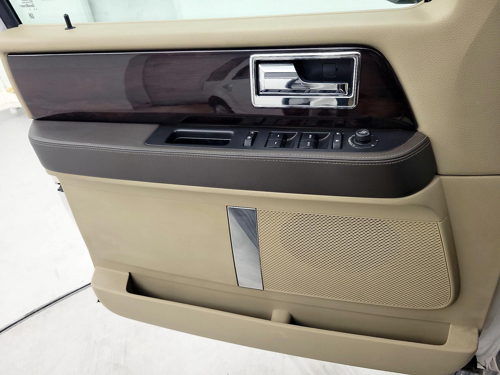 Thumbnail: 2016 Lincoln Navigator - 12