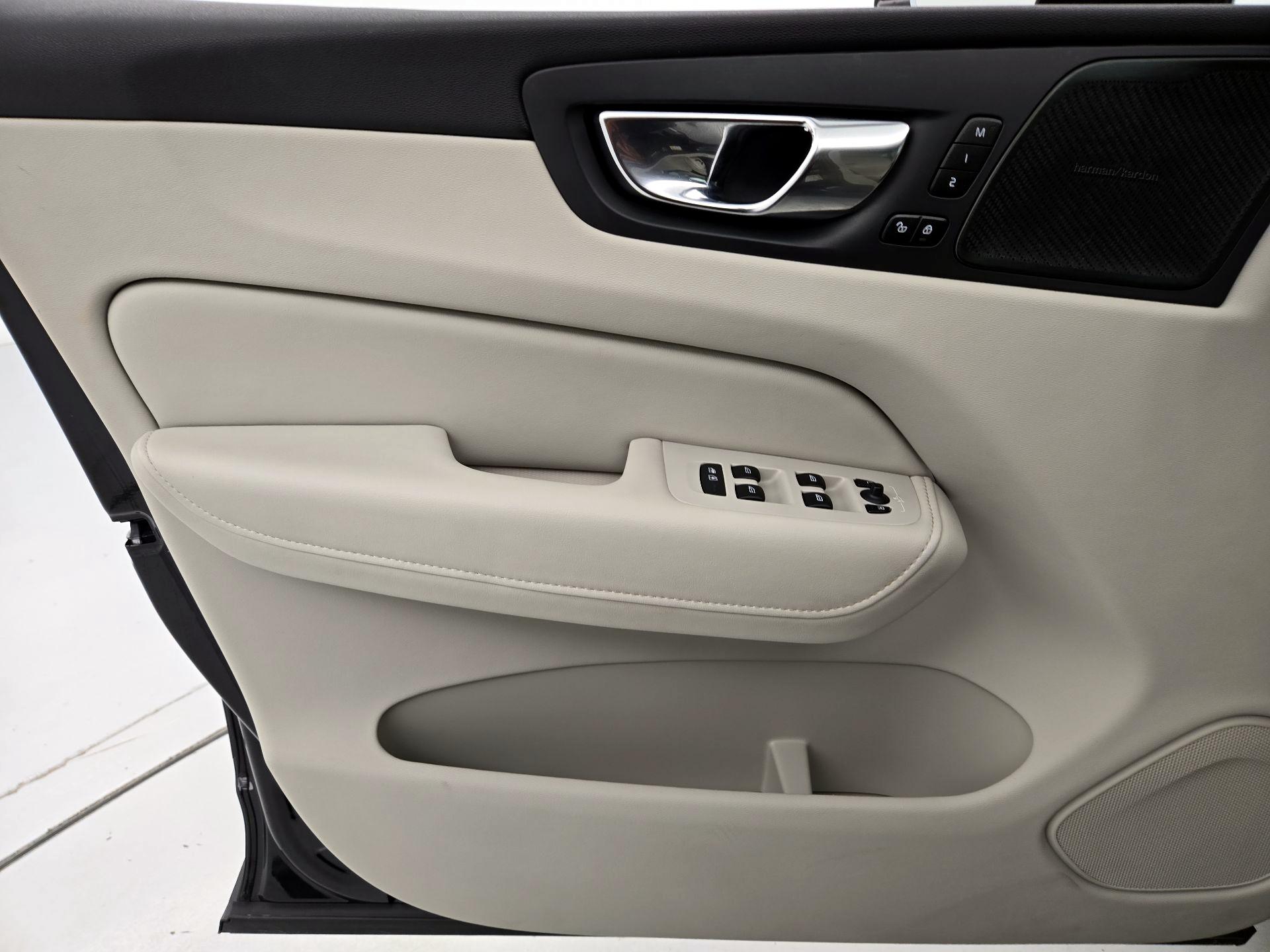 Thumbnail: 2021 Volvo XC60 - 12