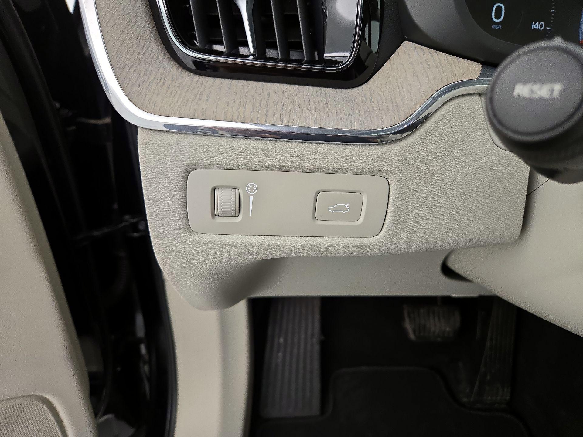 Thumbnail: 2021 Volvo XC60 - 13