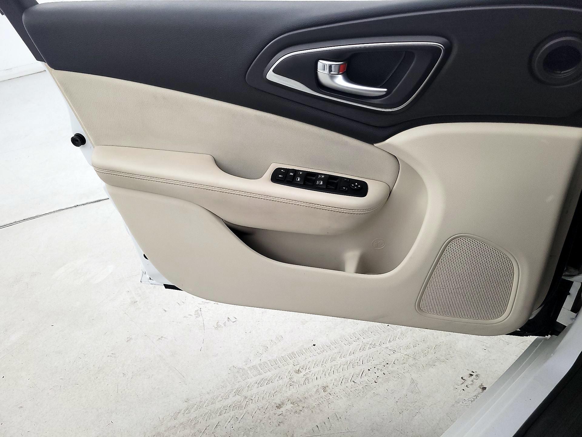 Thumbnail: 2016 Chrysler 200 - 12