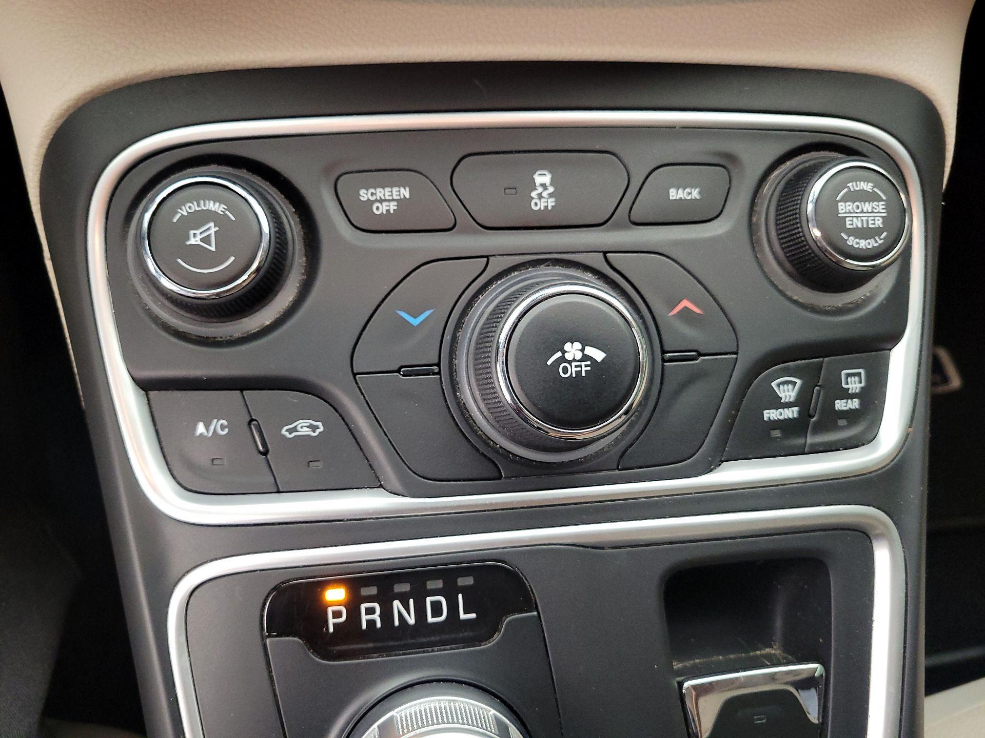Thumbnail: 2016 Chrysler 200 - 16
