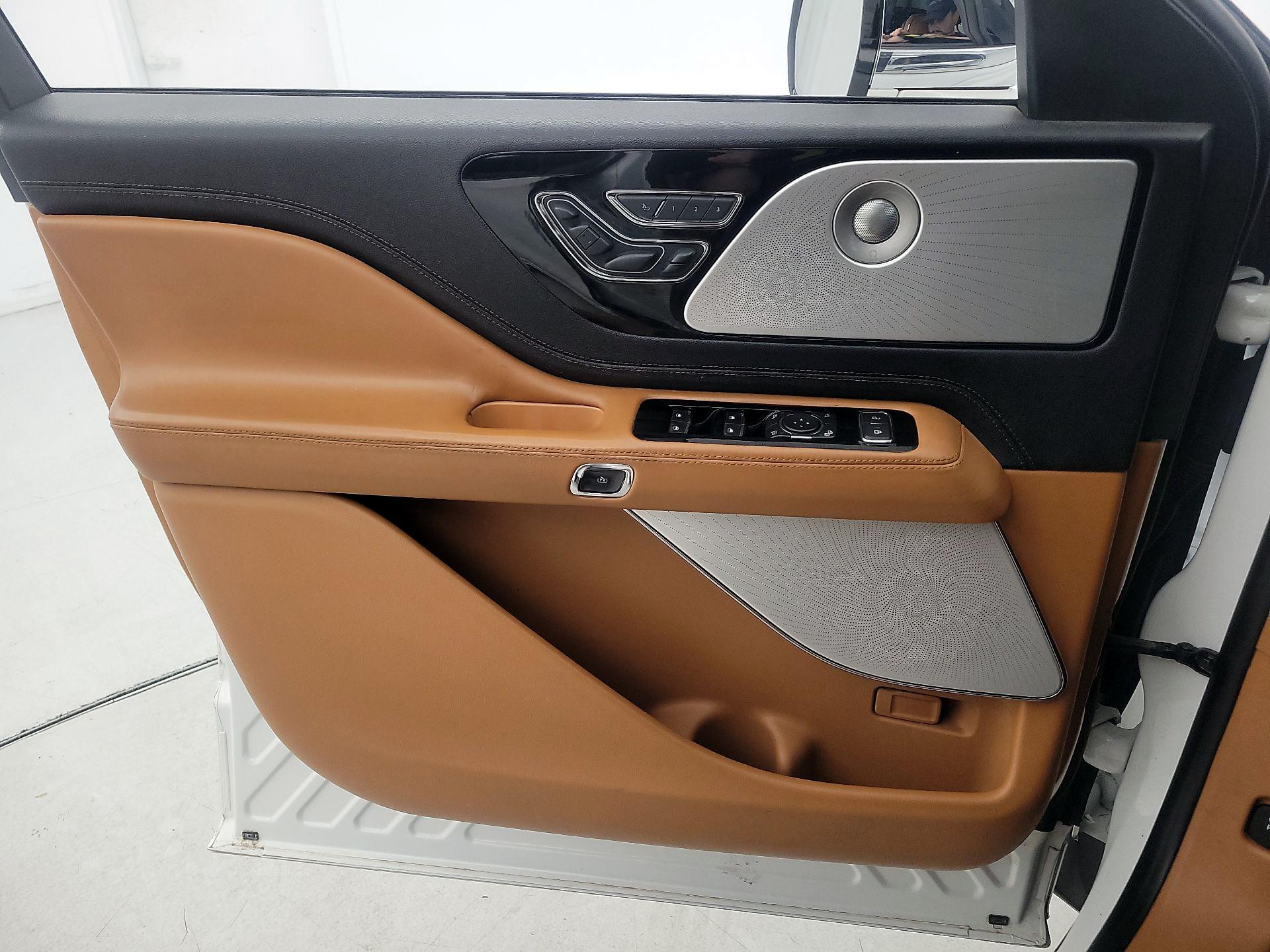 Thumbnail: 2020 Lincoln Aviator - 12