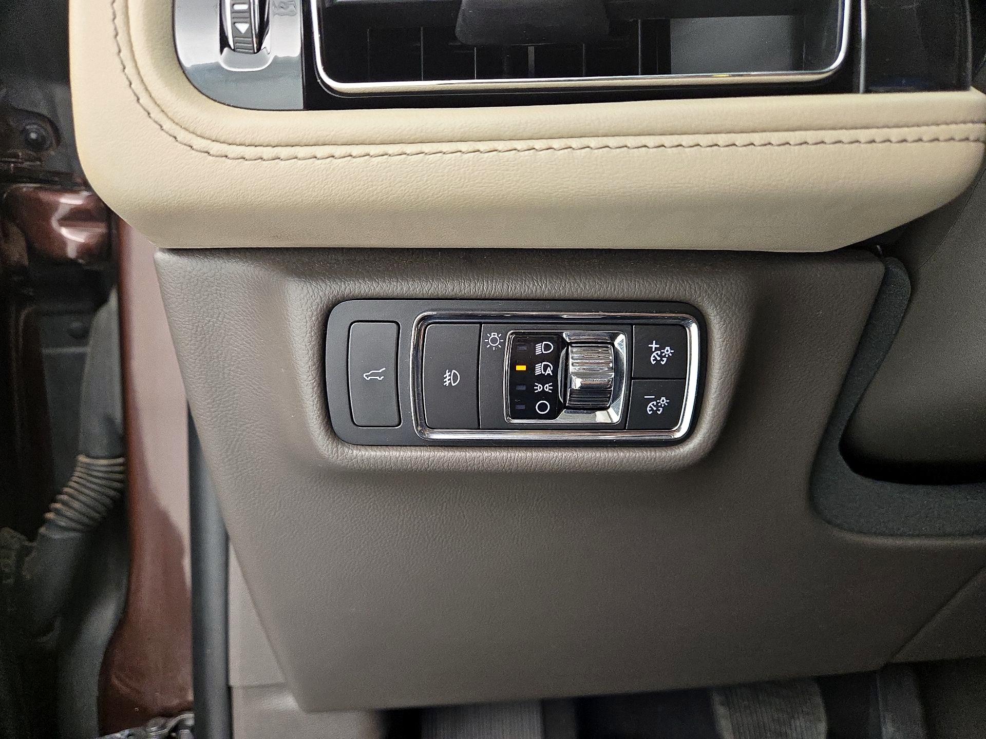 Thumbnail: 2020 Lincoln Aviator - 13