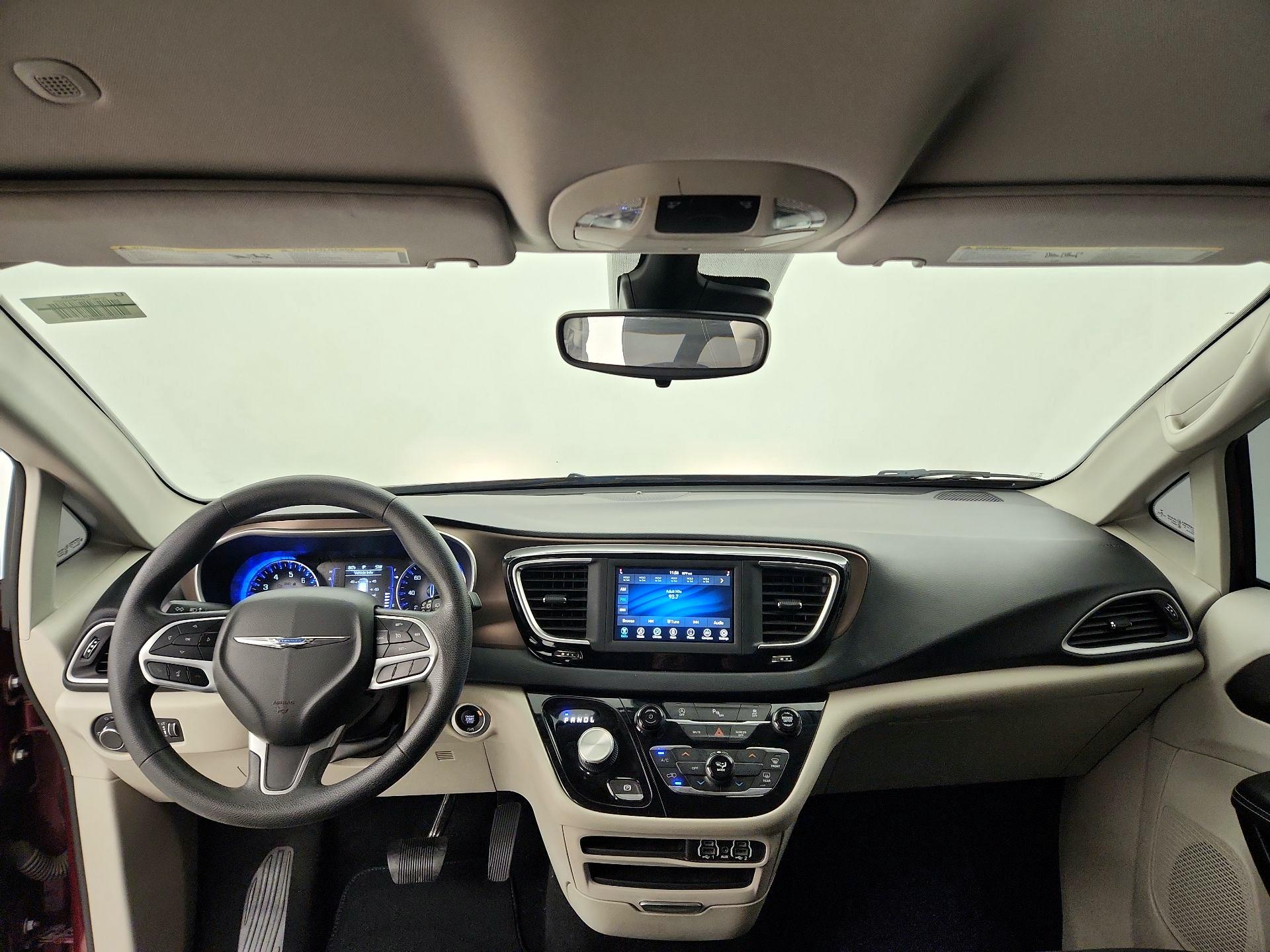 Thumbnail: 2021 Chrysler Voyager - 9