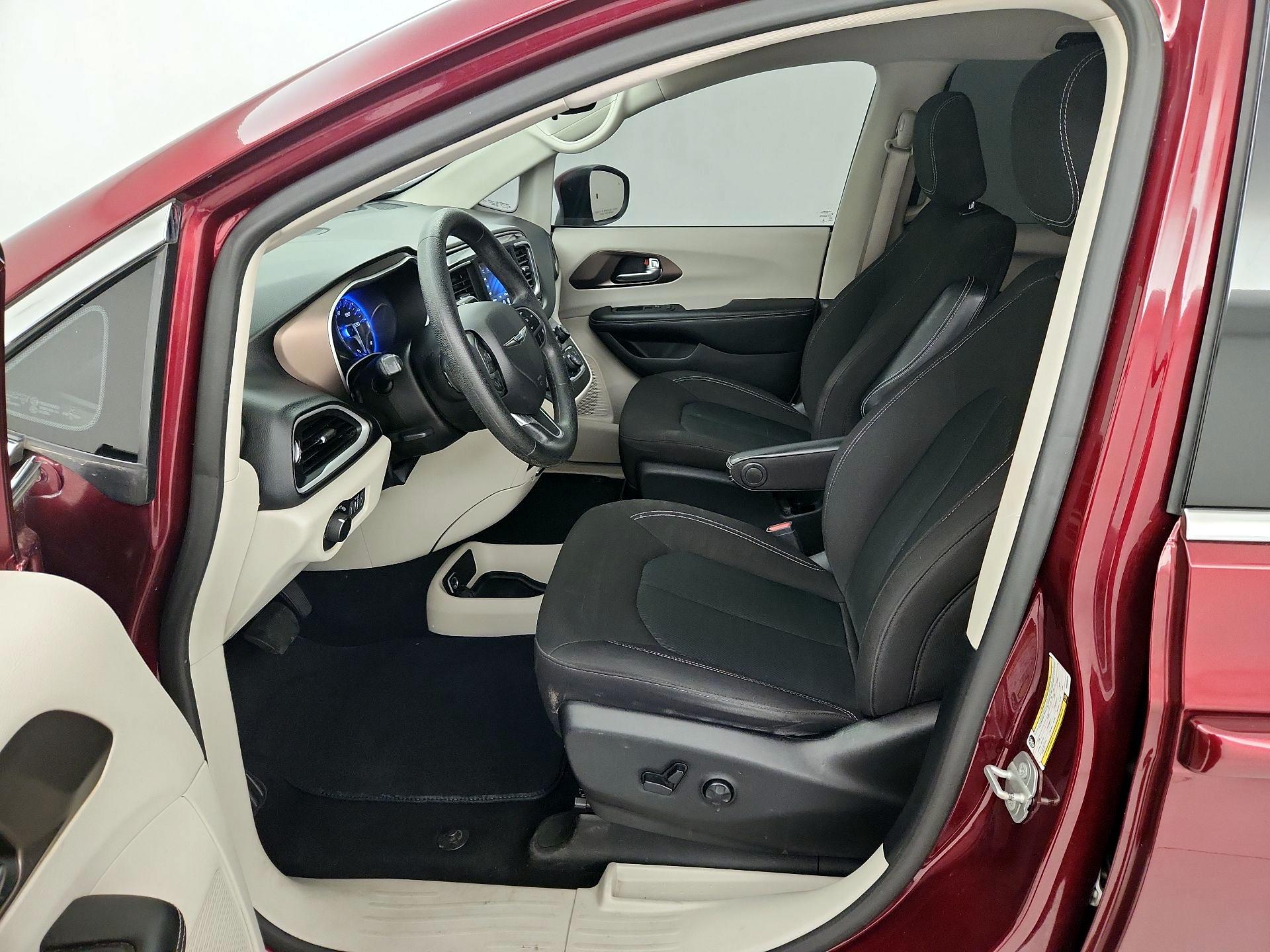 Thumbnail: 2021 Chrysler Voyager - 11