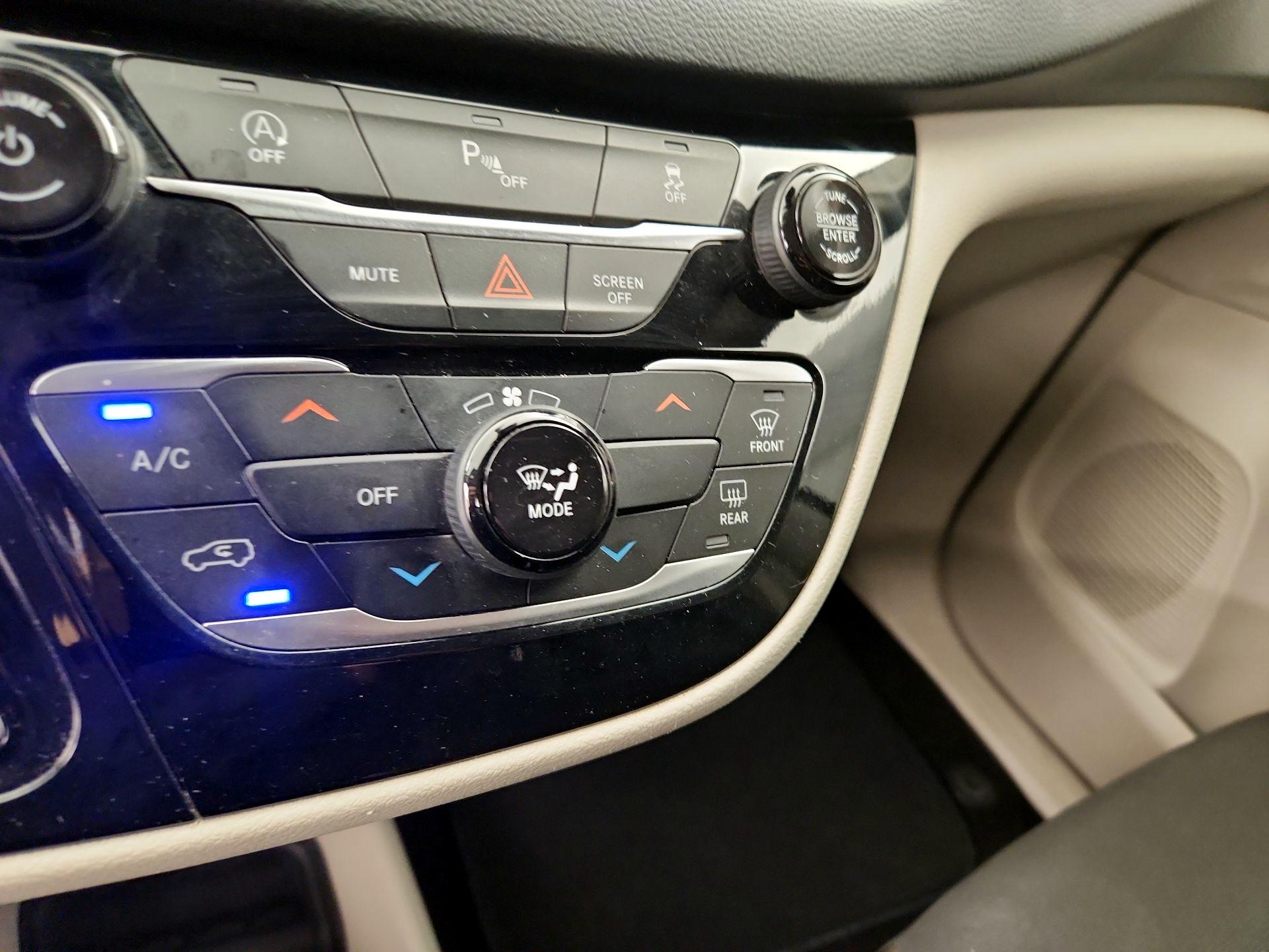 Thumbnail: 2021 Chrysler Voyager - 16