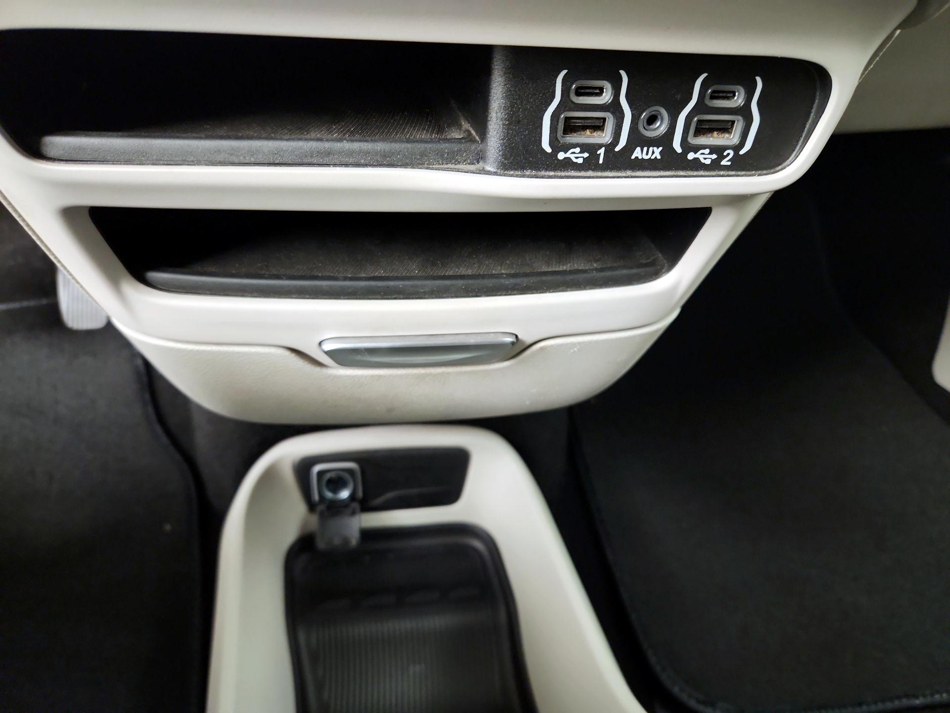 Thumbnail: 2021 Chrysler Voyager - 18