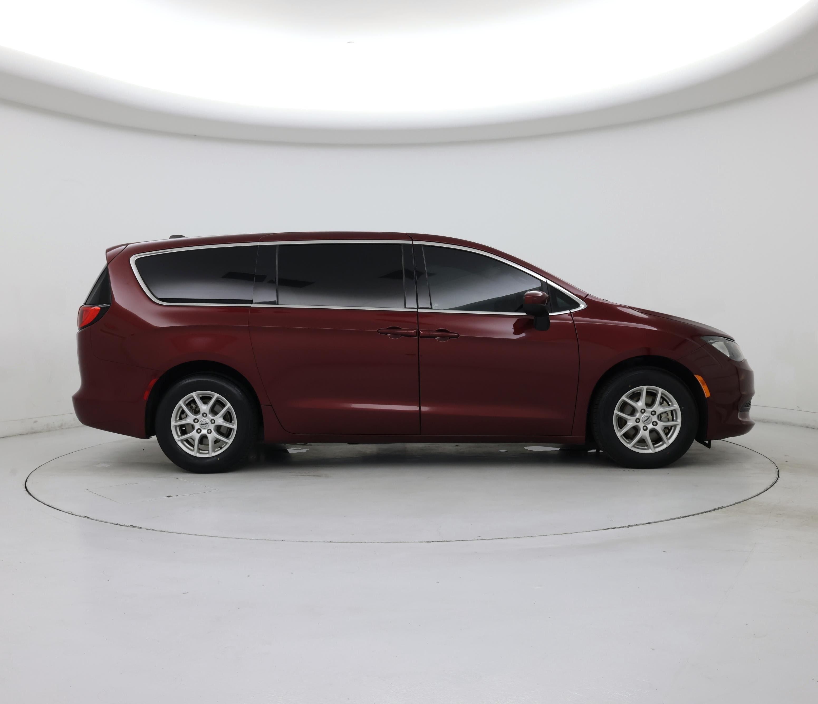 Thumbnail: 2021 Chrysler Voyager - 7