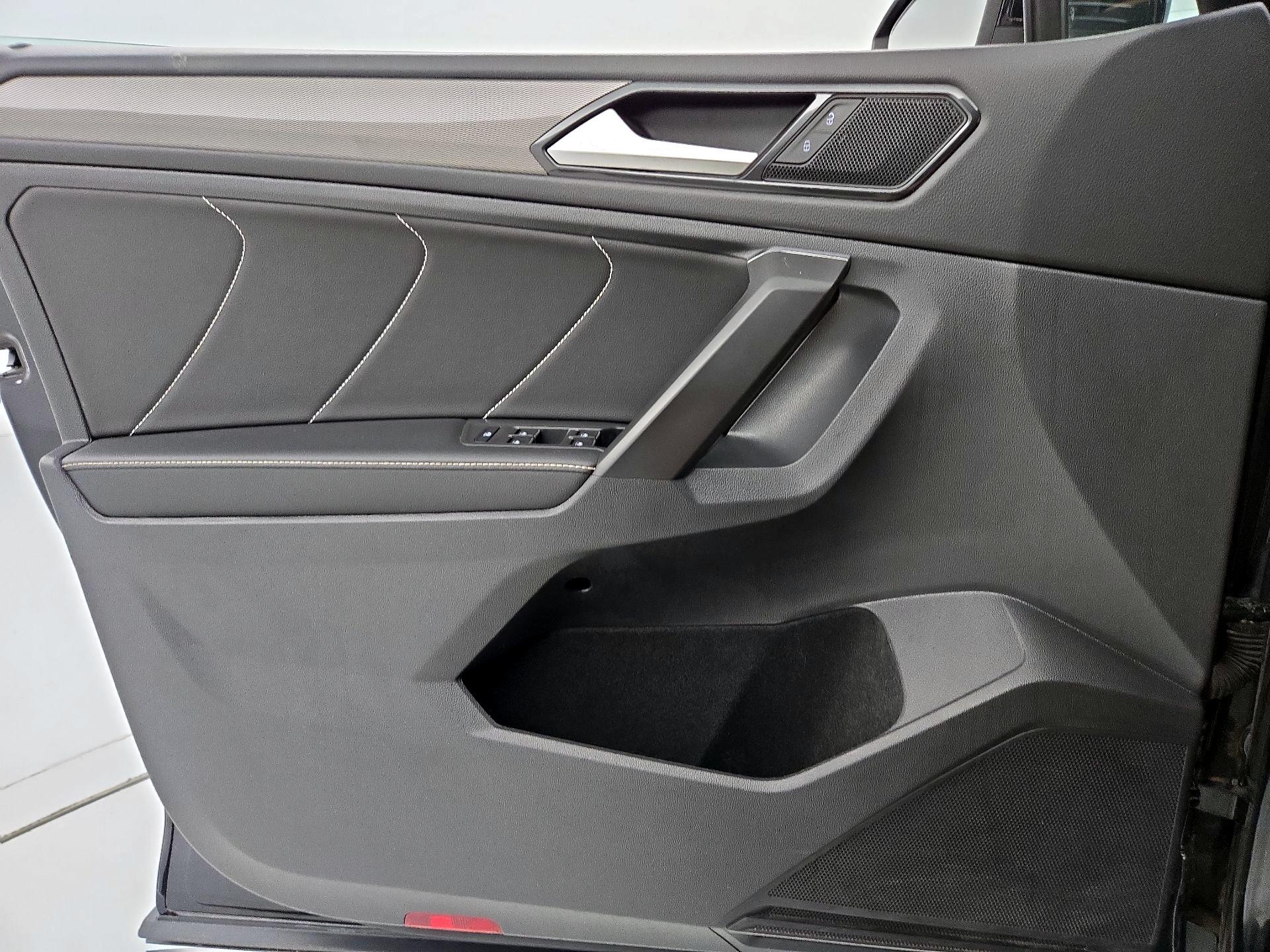 Thumbnail: 2022 Volkswagen Tiguan - 12