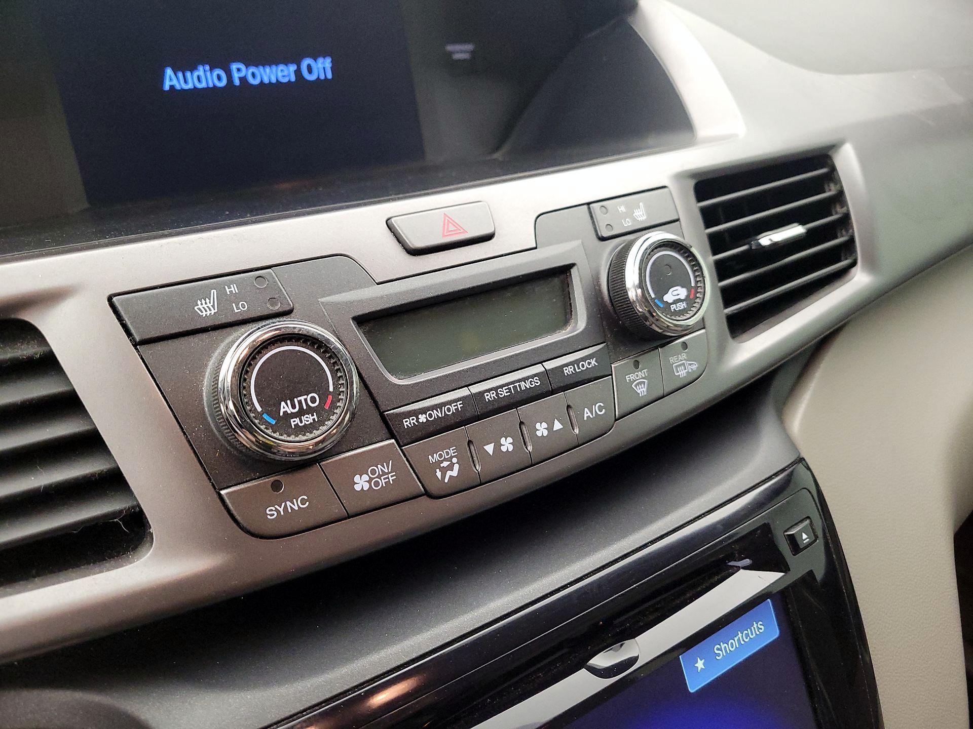 Thumbnail: 2015 Honda Odyssey - 16