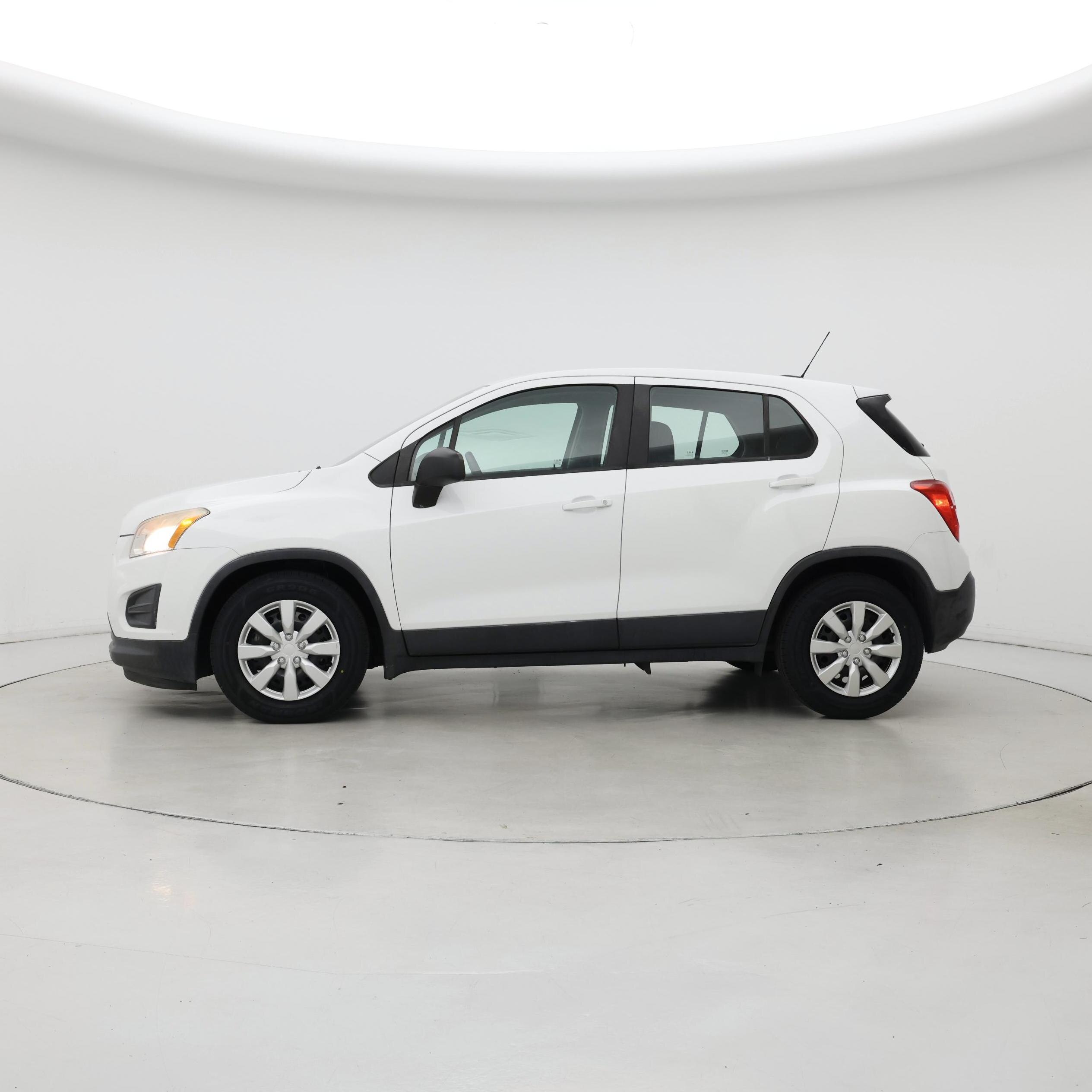 Thumbnail: 2015 Chevrolet Trax - 3