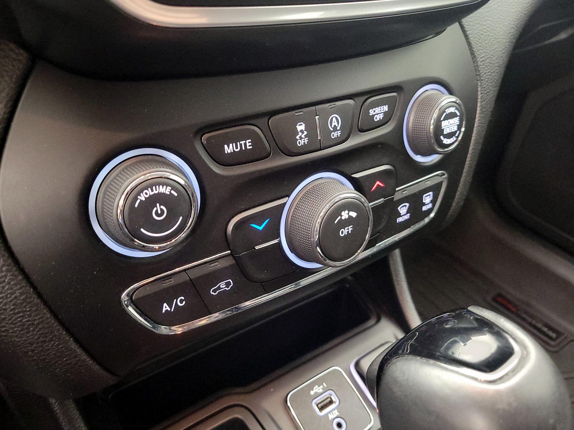Thumbnail: 2021 Jeep Cherokee - 16