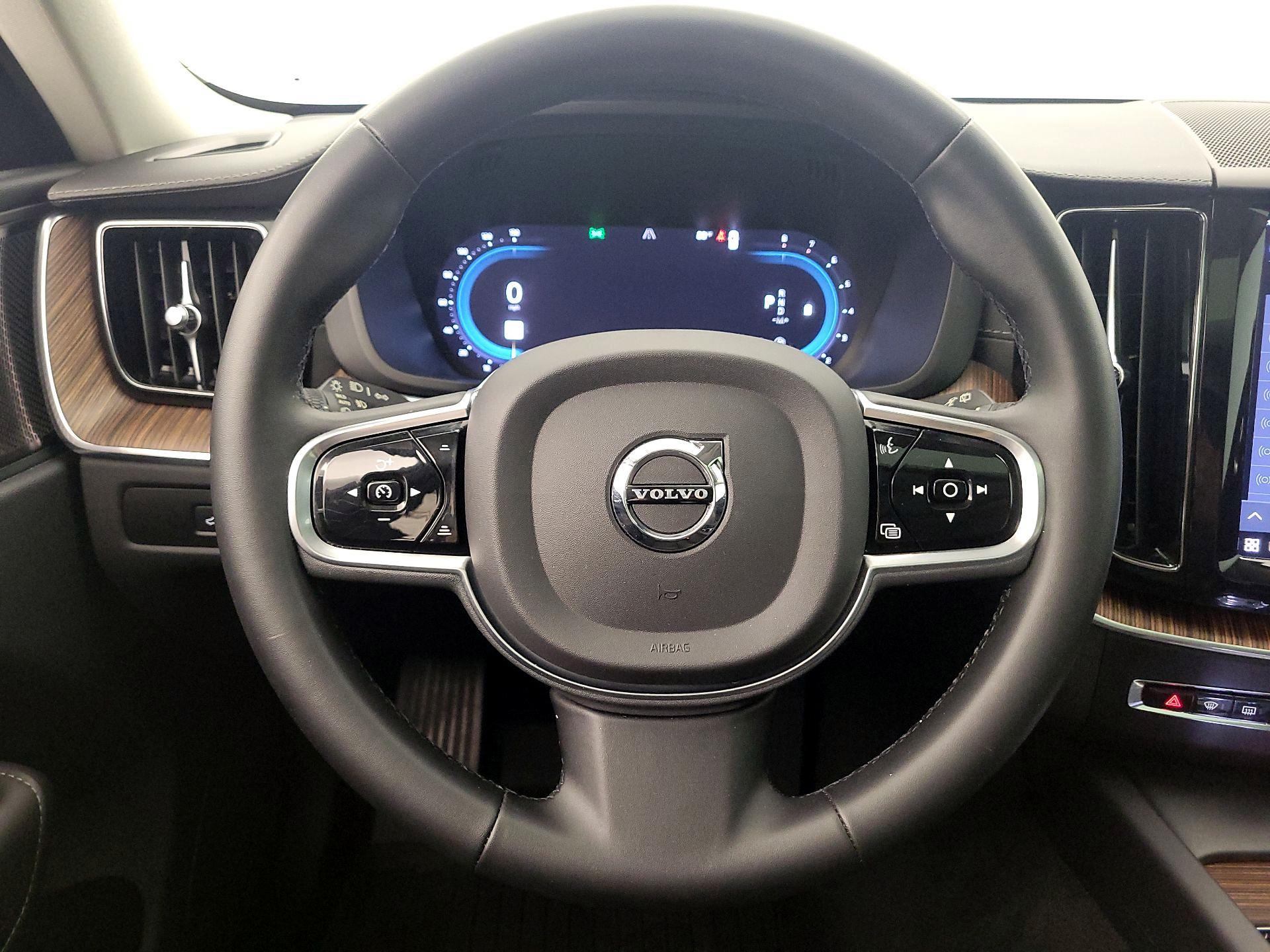 Thumbnail: 2023 Volvo XC60 - 10