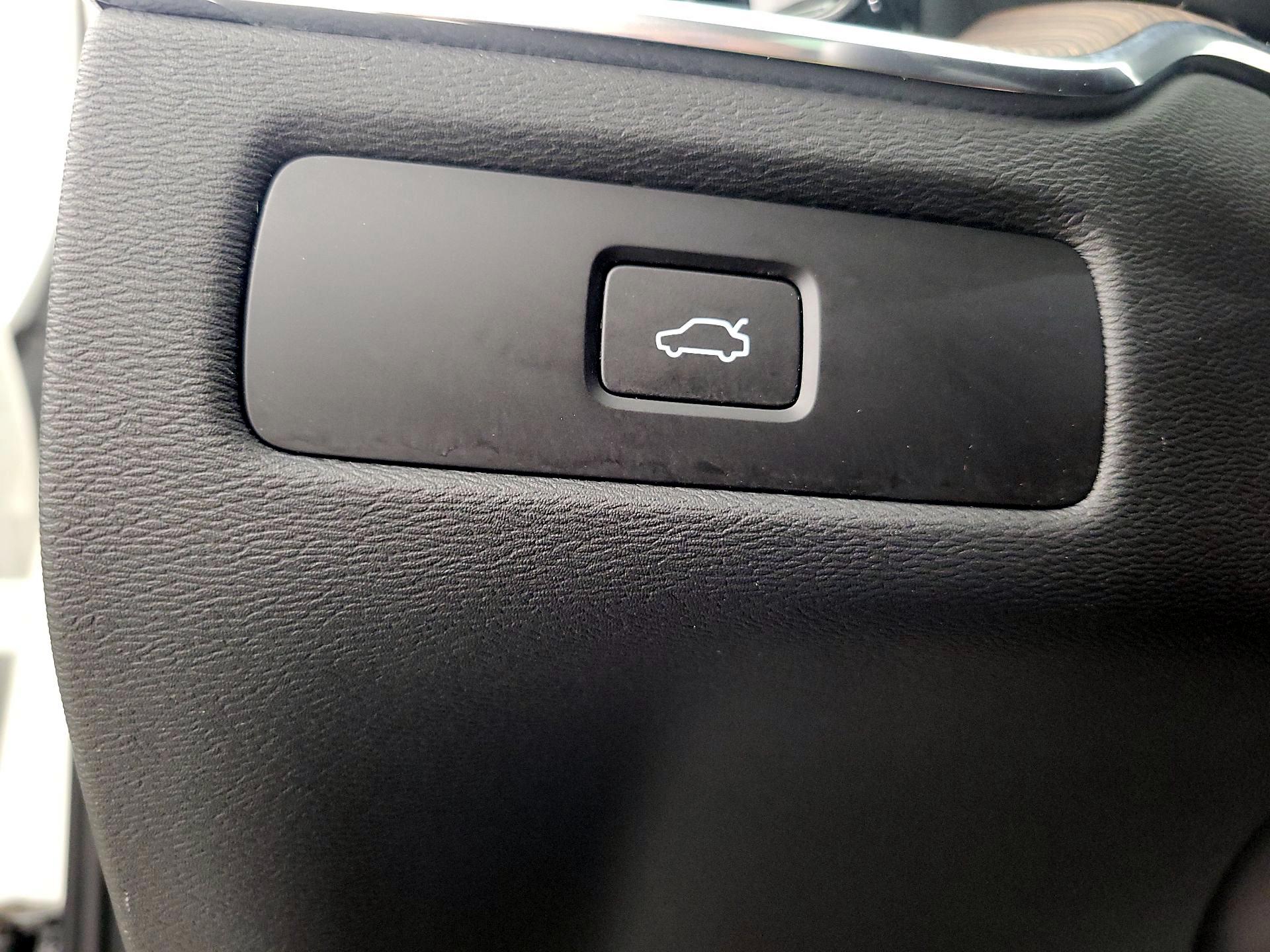 Thumbnail: 2023 Volvo XC60 - 13
