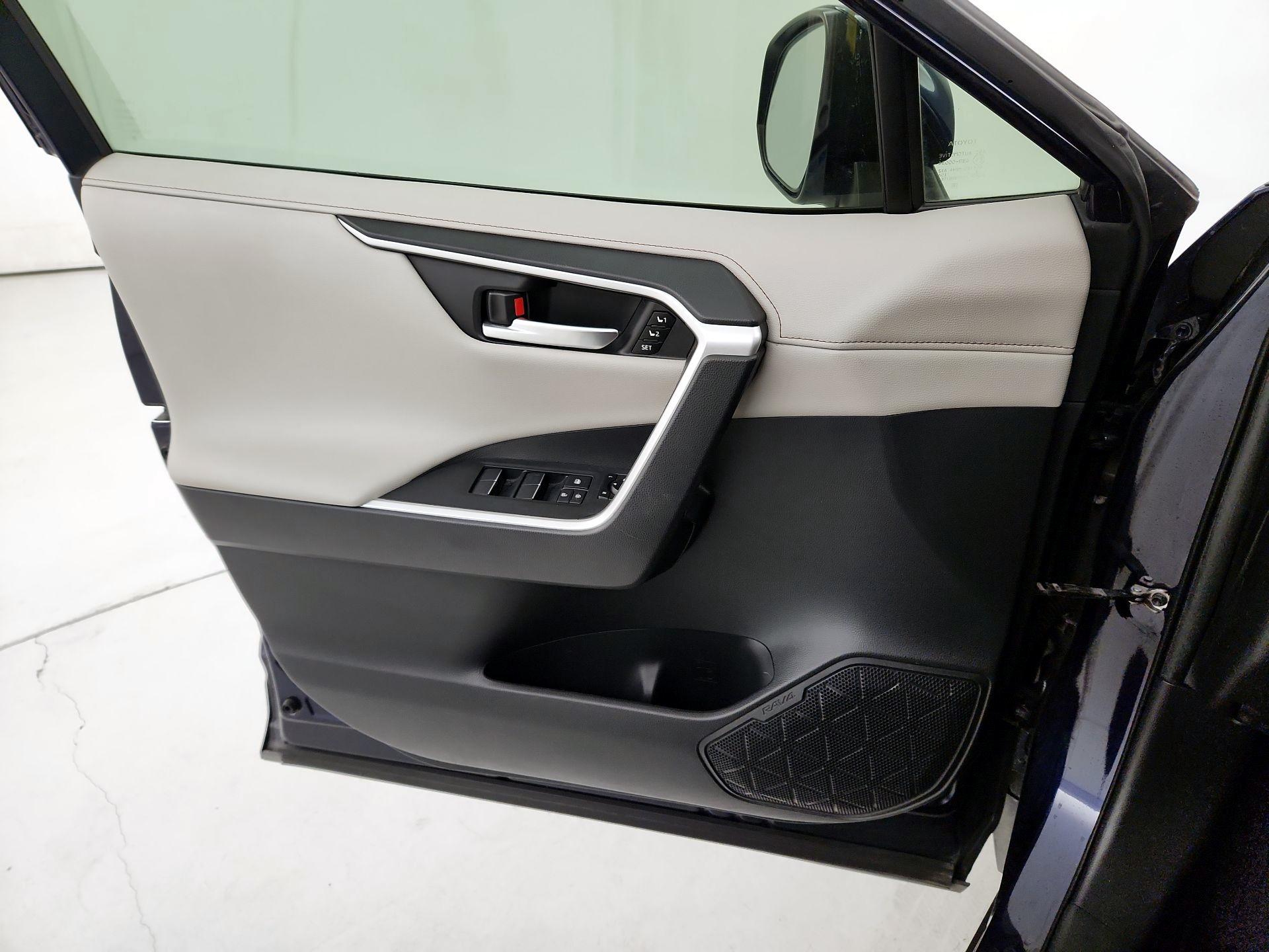 Thumbnail: 2019 Toyota RAV4 - 12
