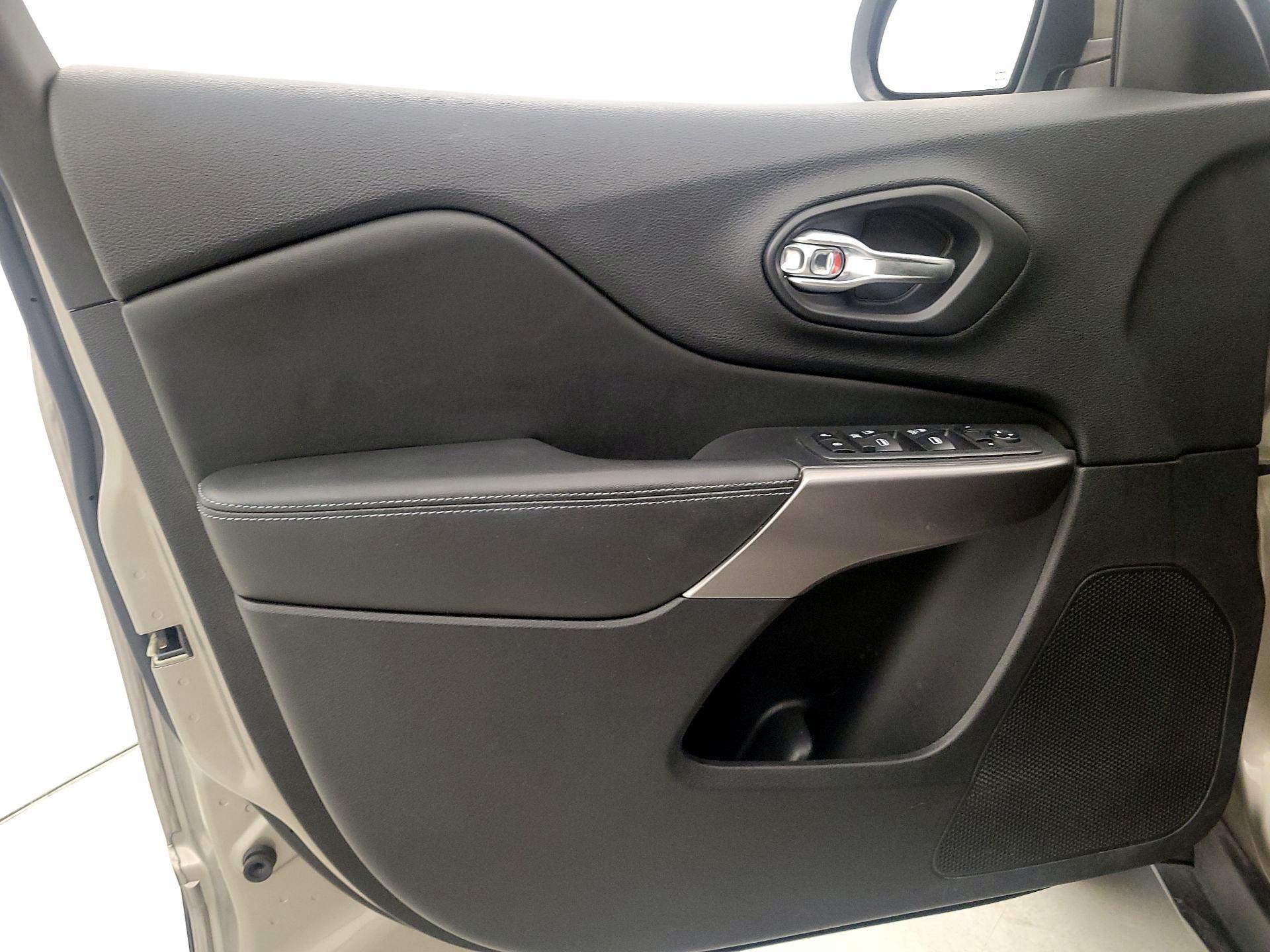 Thumbnail: 2019 Jeep Cherokee - 12