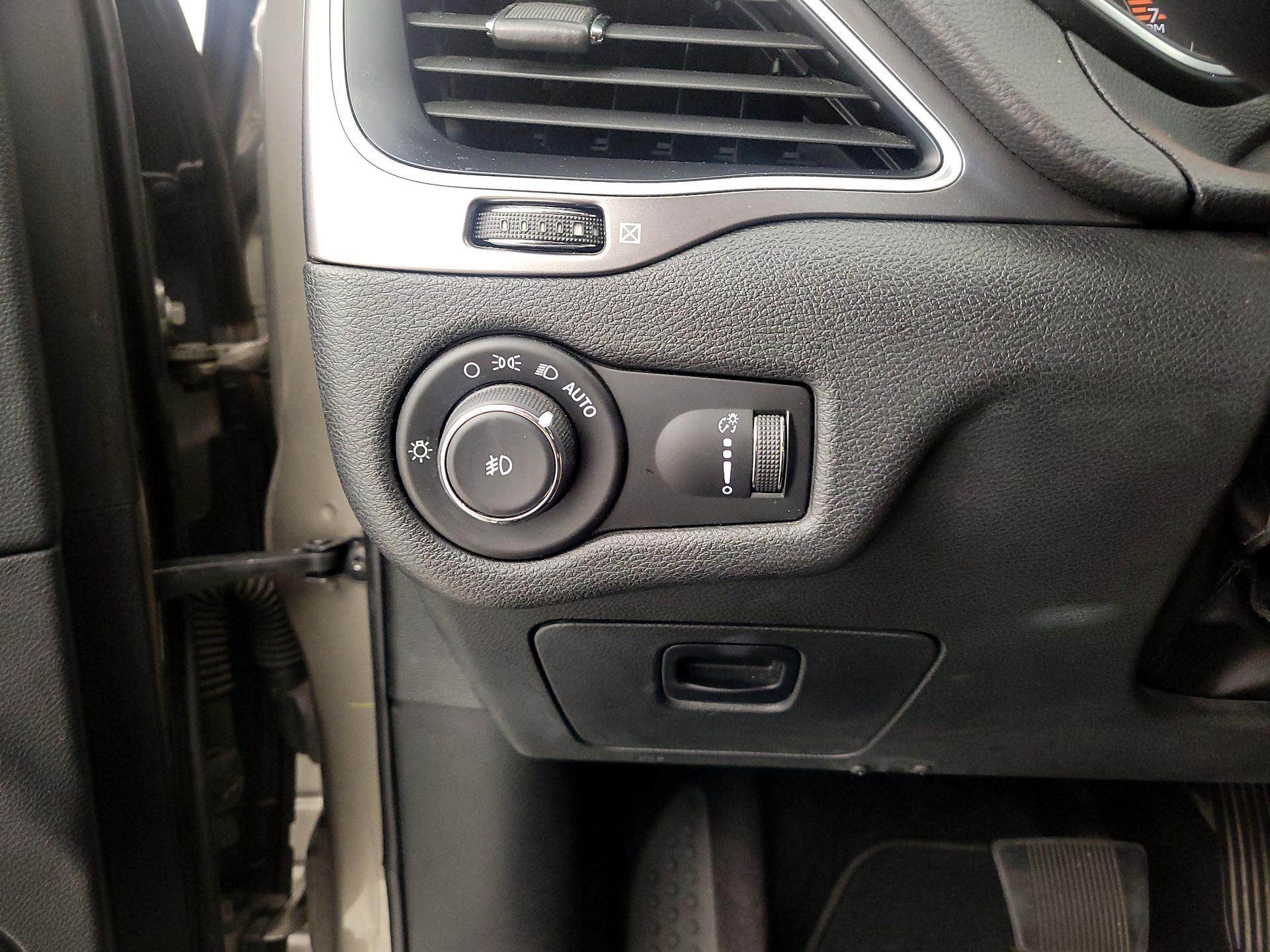 Thumbnail: 2019 Jeep Cherokee - 13