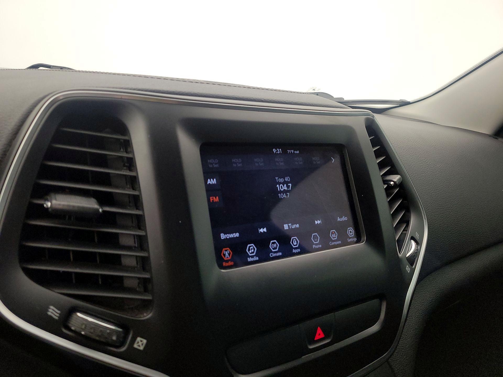 Thumbnail: 2019 Jeep Cherokee - 15
