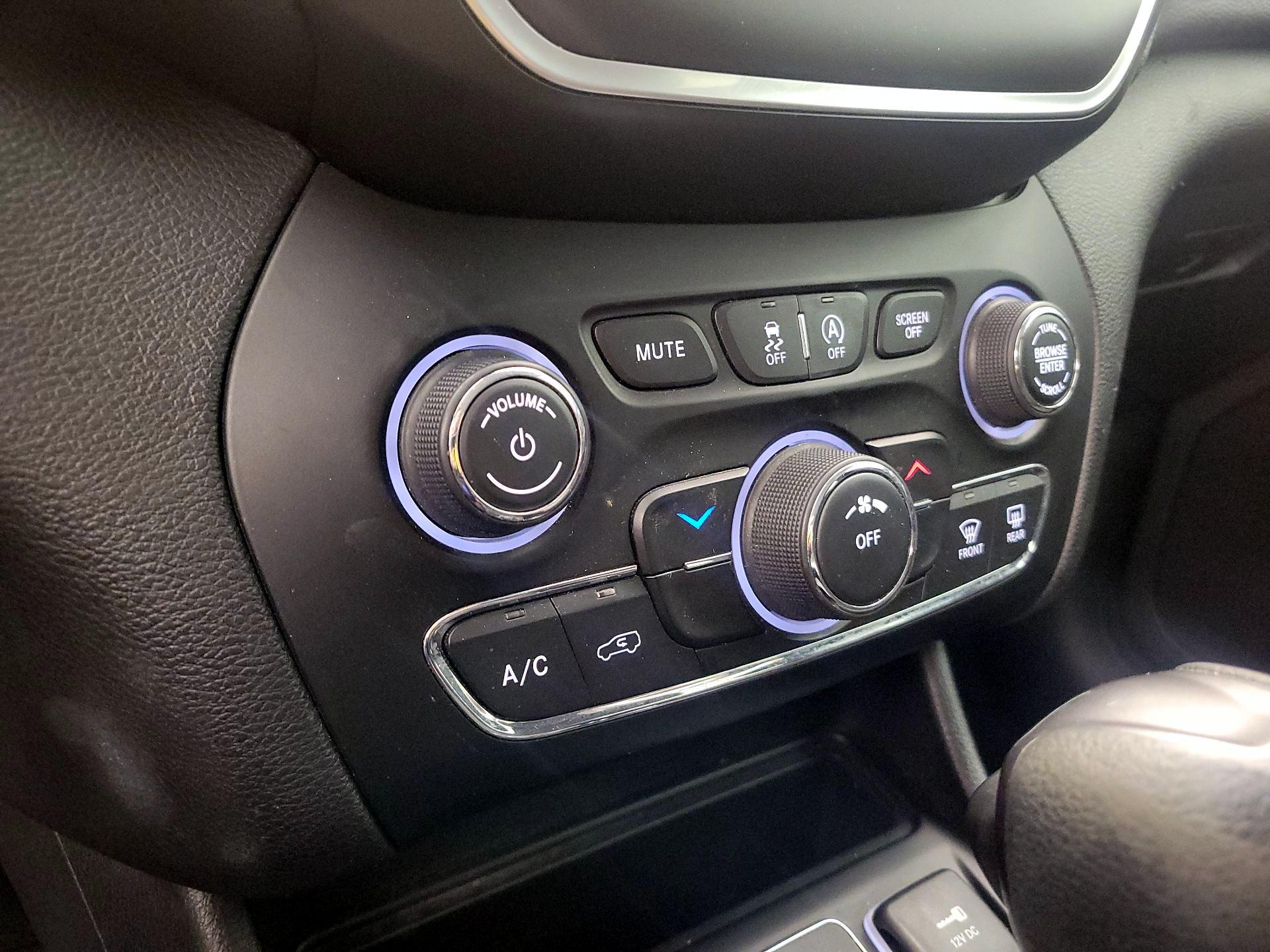 Thumbnail: 2019 Jeep Cherokee - 16