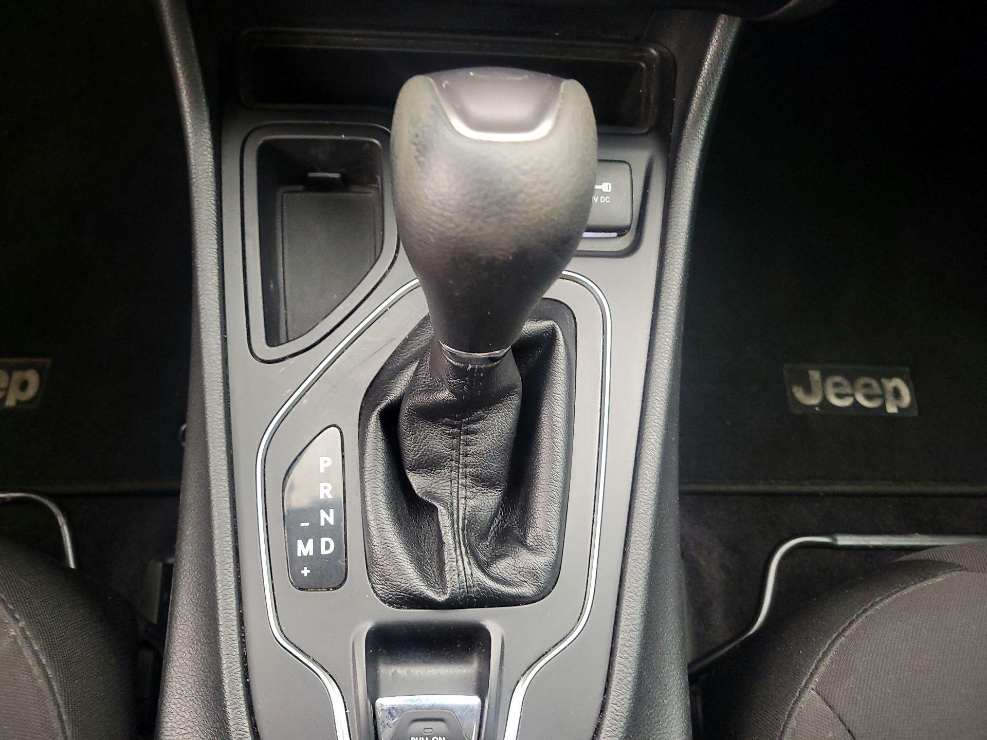 Thumbnail: 2019 Jeep Cherokee - 17