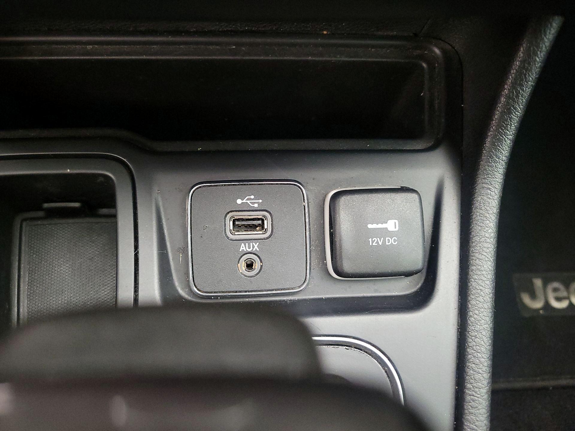 Thumbnail: 2019 Jeep Cherokee - 18