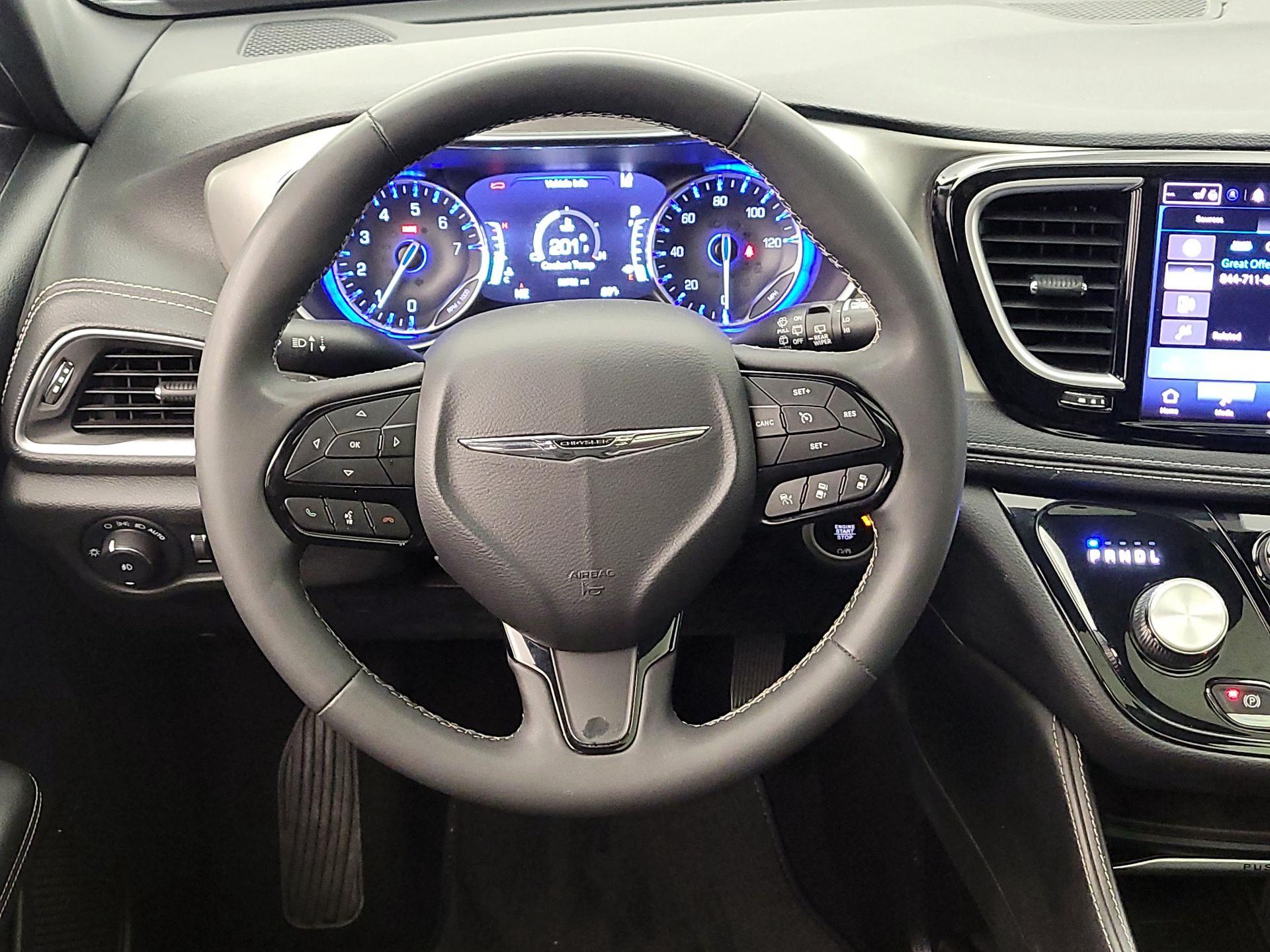 Thumbnail: 2022 Chrysler Pacifica - 10