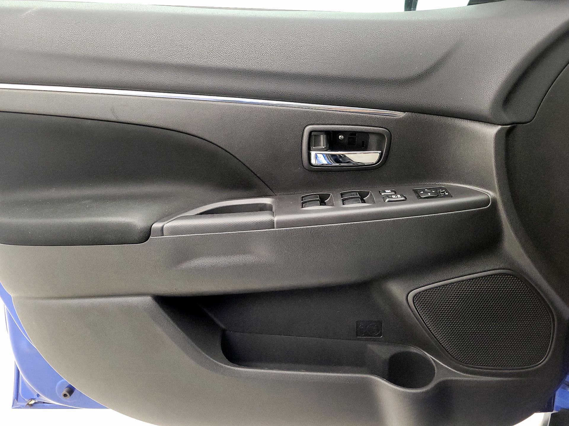 Thumbnail: 2015 Mitsubishi Outlander Sport - 12