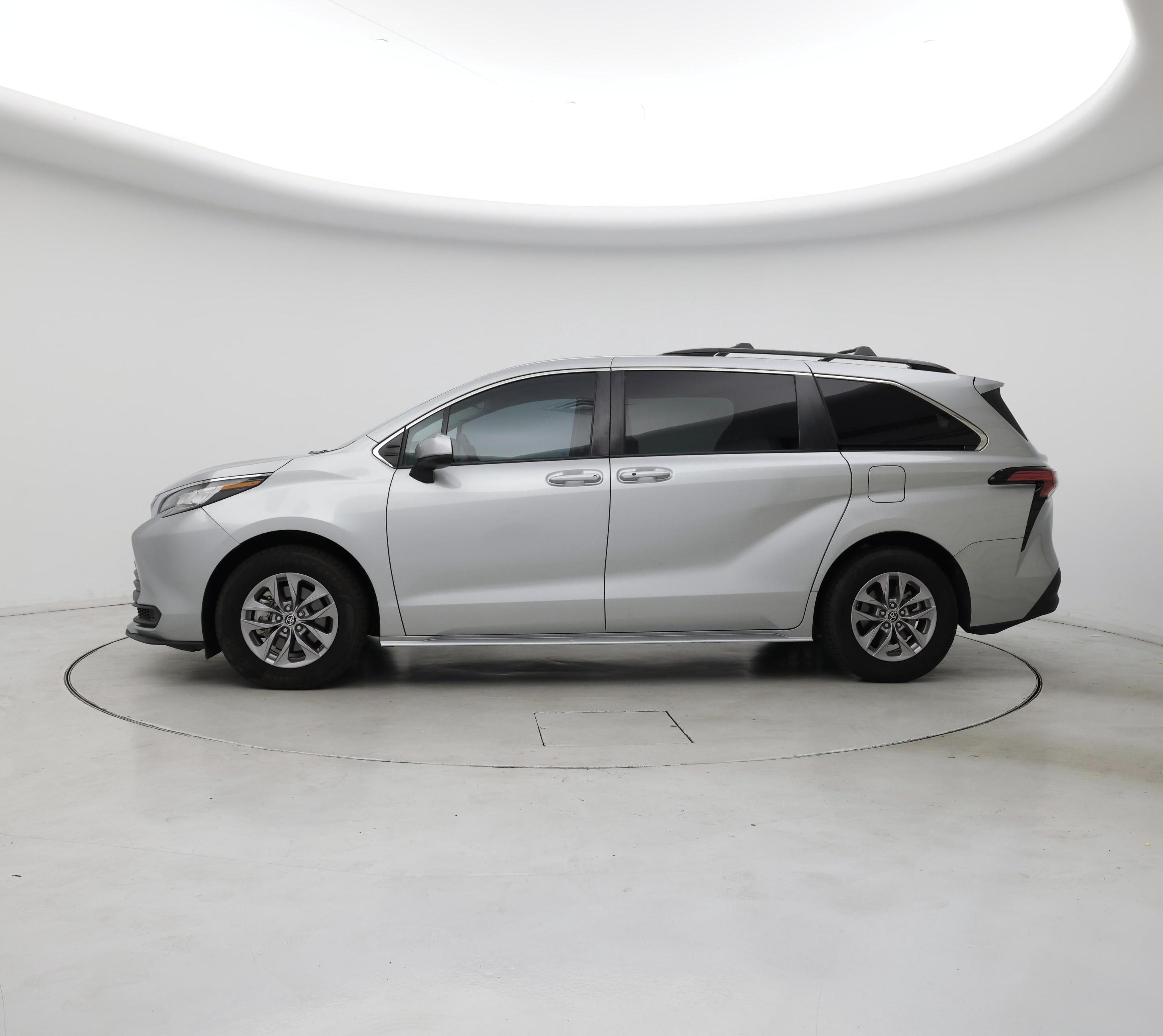 Thumbnail: 2022 Toyota Sienna - 3