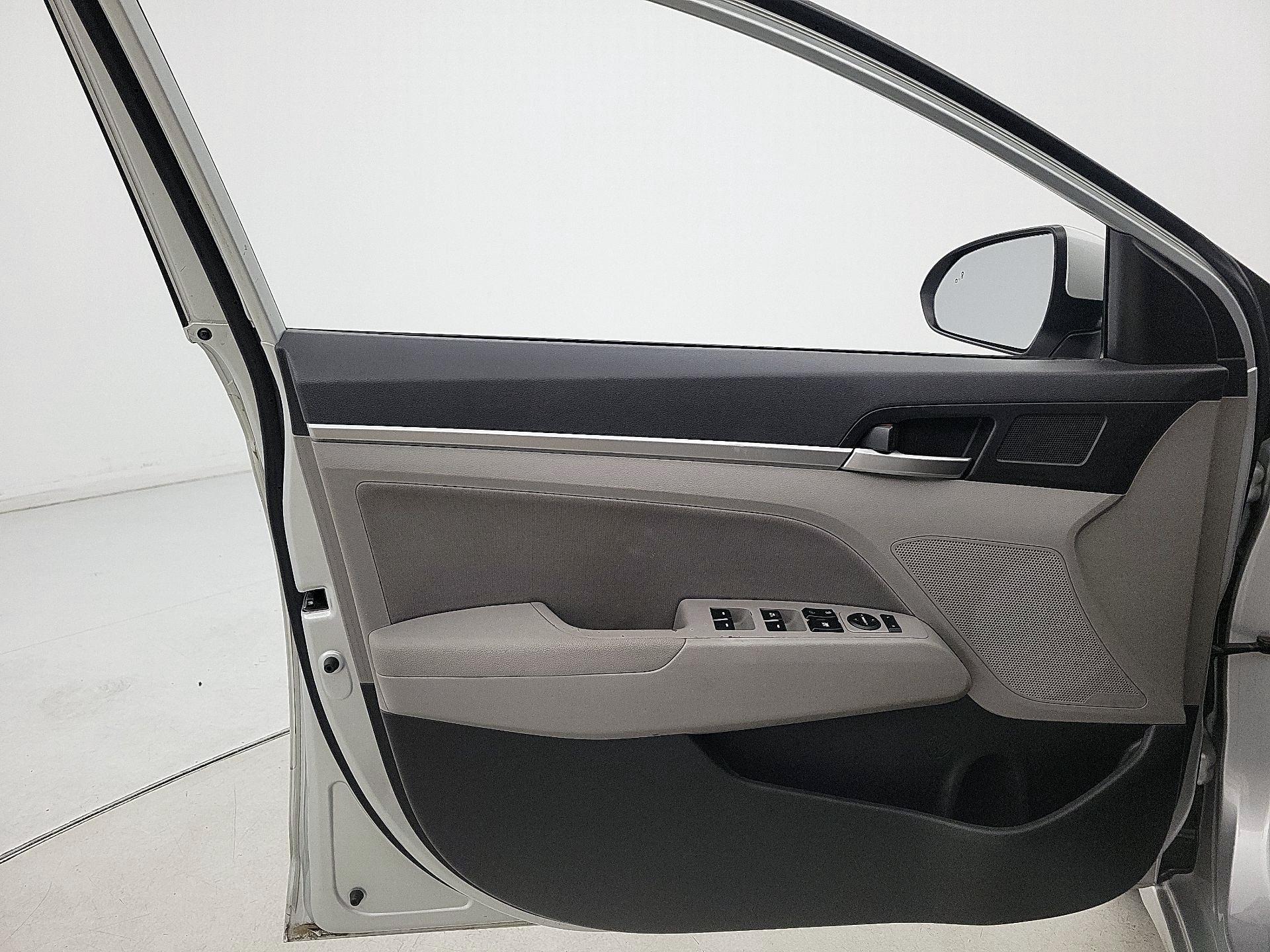Thumbnail: 2020 Hyundai Elantra - 12