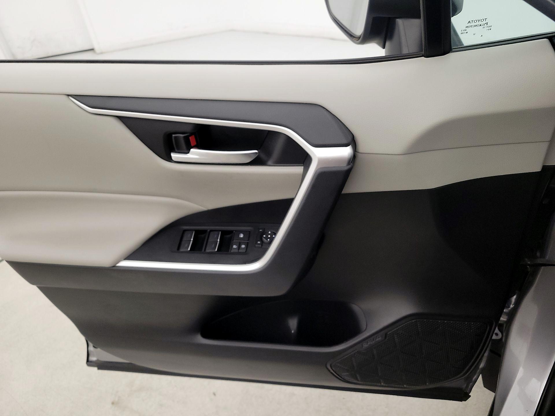 Thumbnail: 2022 Toyota RAV4 - 12