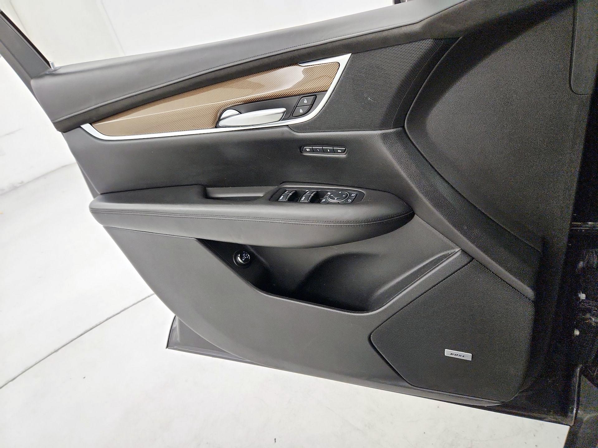 Thumbnail: 2017 Cadillac XT5 - 12
