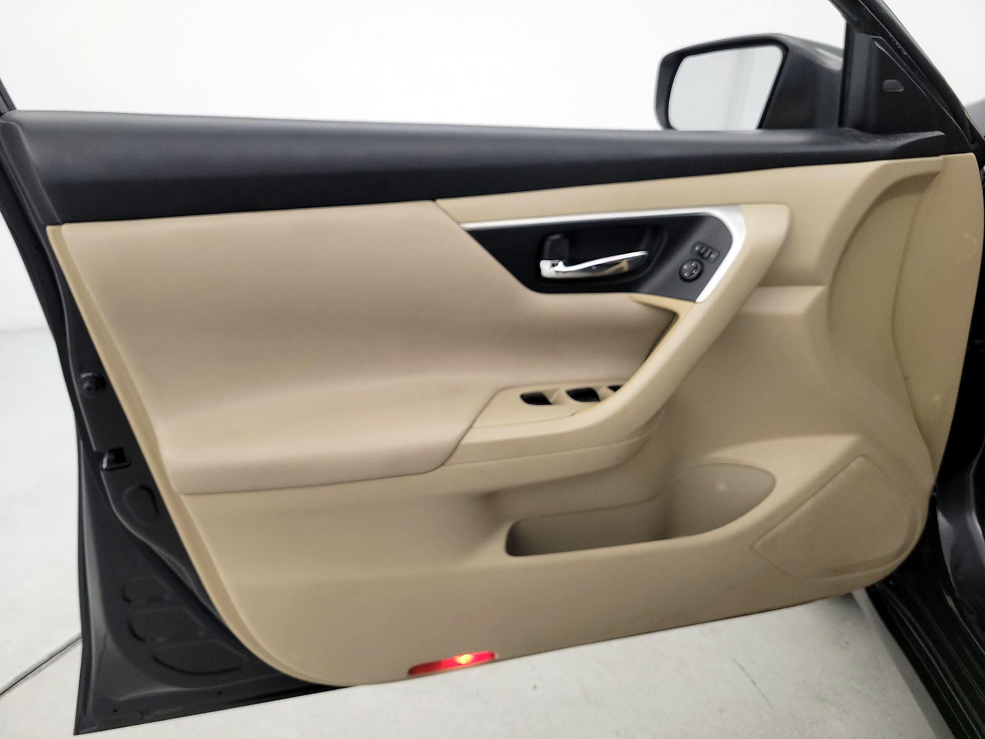 Thumbnail: 2016 Nissan Altima - 12