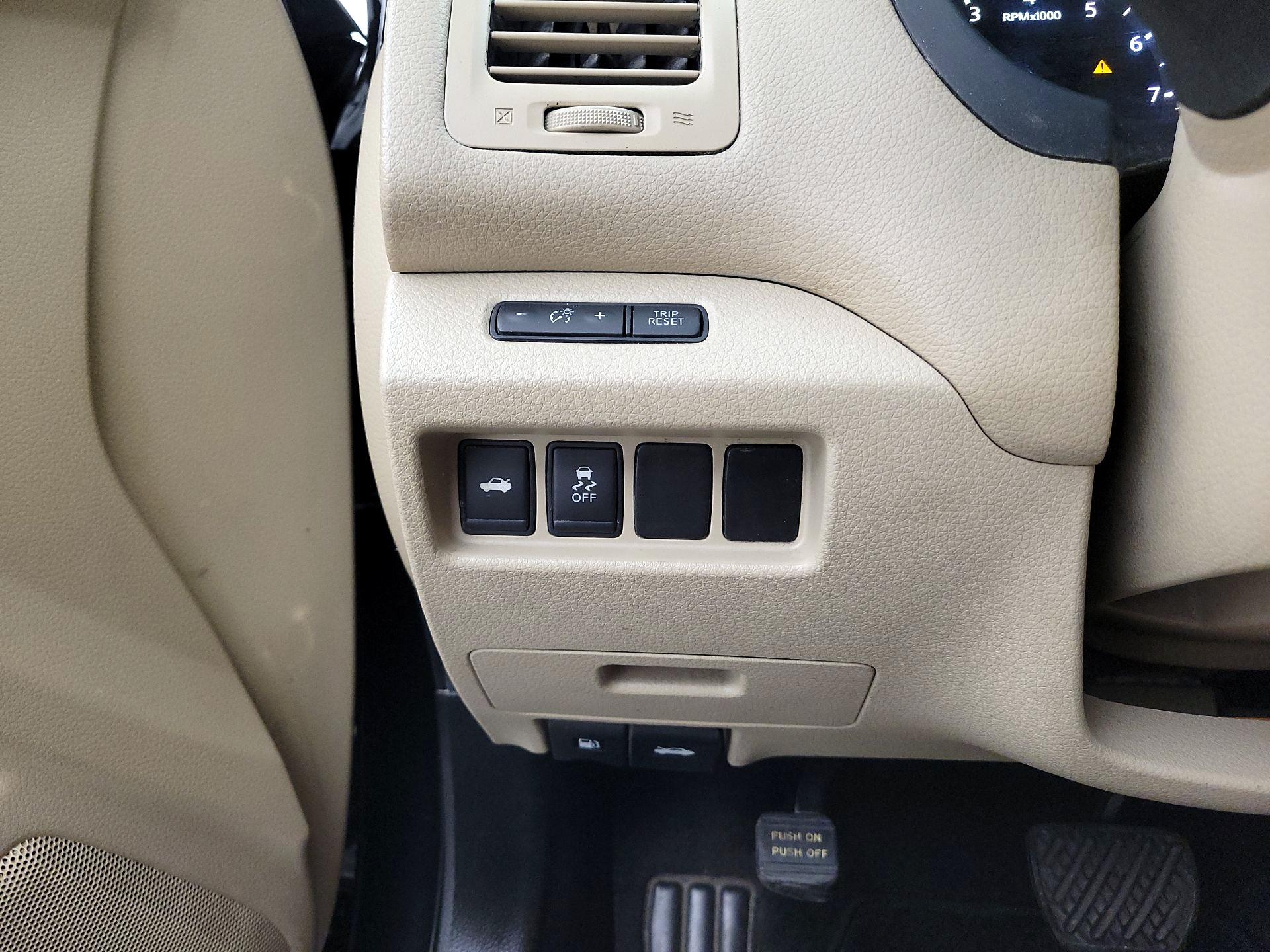 Thumbnail: 2016 Nissan Altima - 13