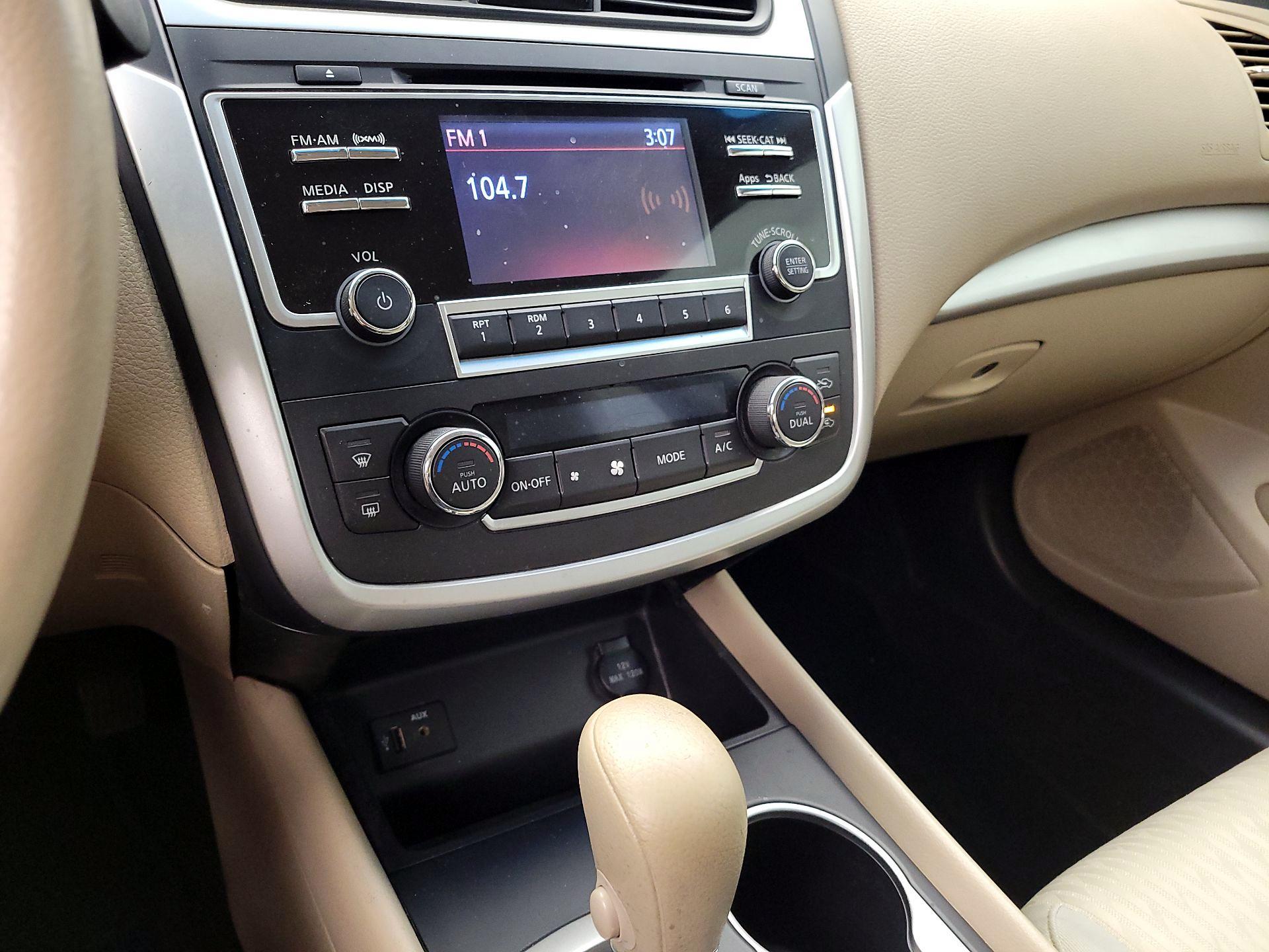 Thumbnail: 2016 Nissan Altima - 16